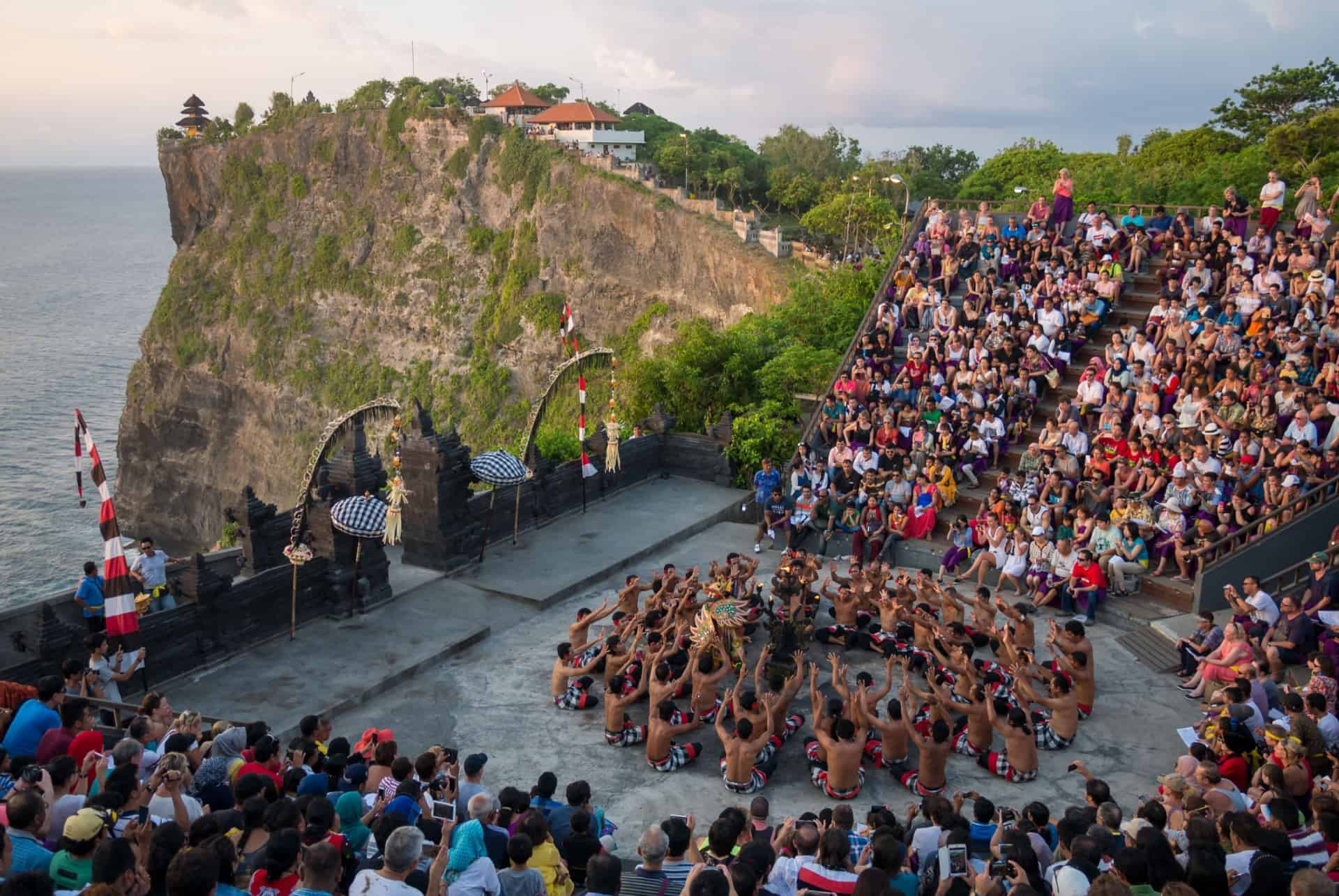 Danse Kecak devant les gradins du temple d’Uluwatu, au bord de la falaise