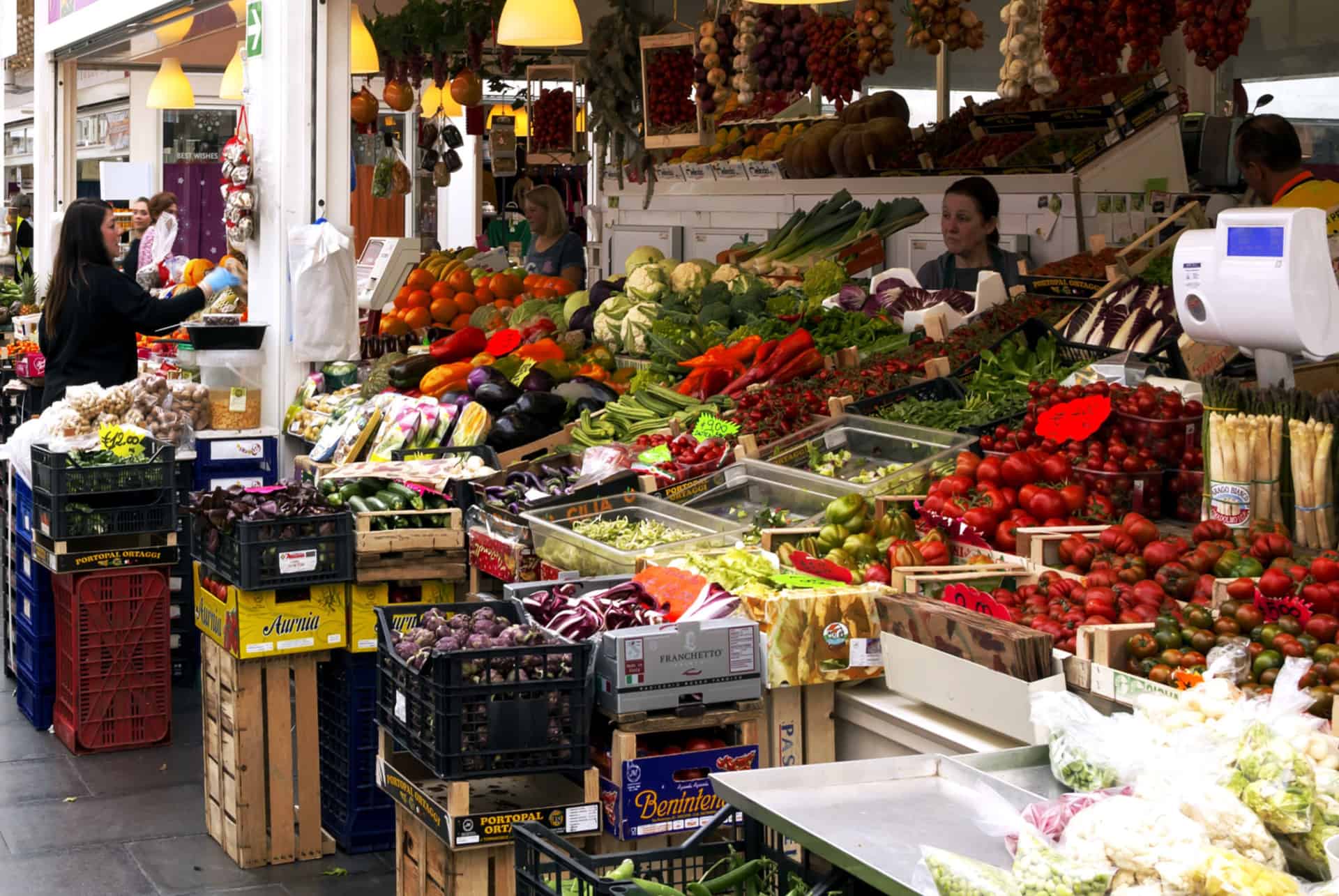 Étal de fruits et légumes au marché de Testaccio, à Rome