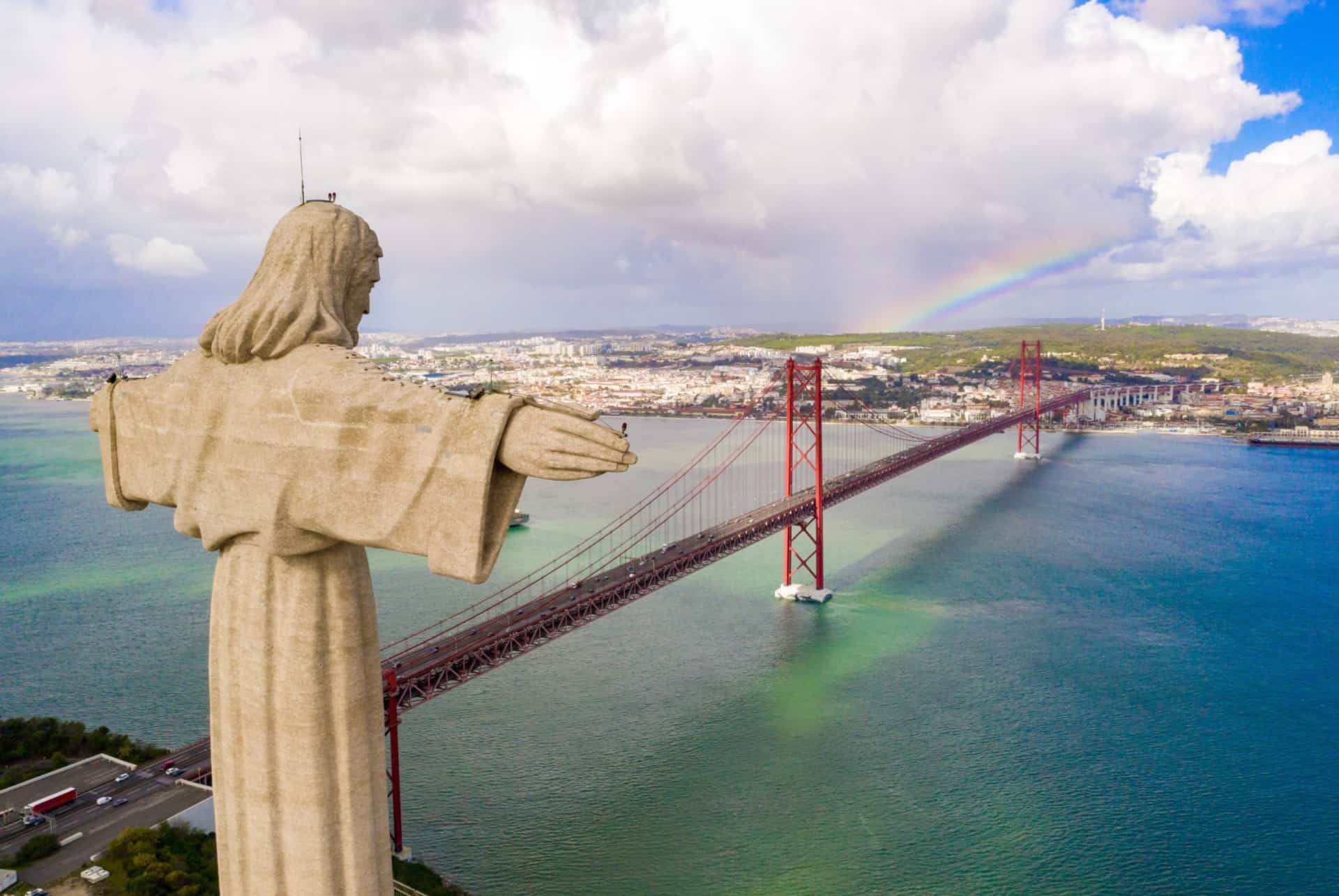 Statue du Cristo Rei face au pont du 25 Avril et à Lisbonne, sur la rive sud du Tage