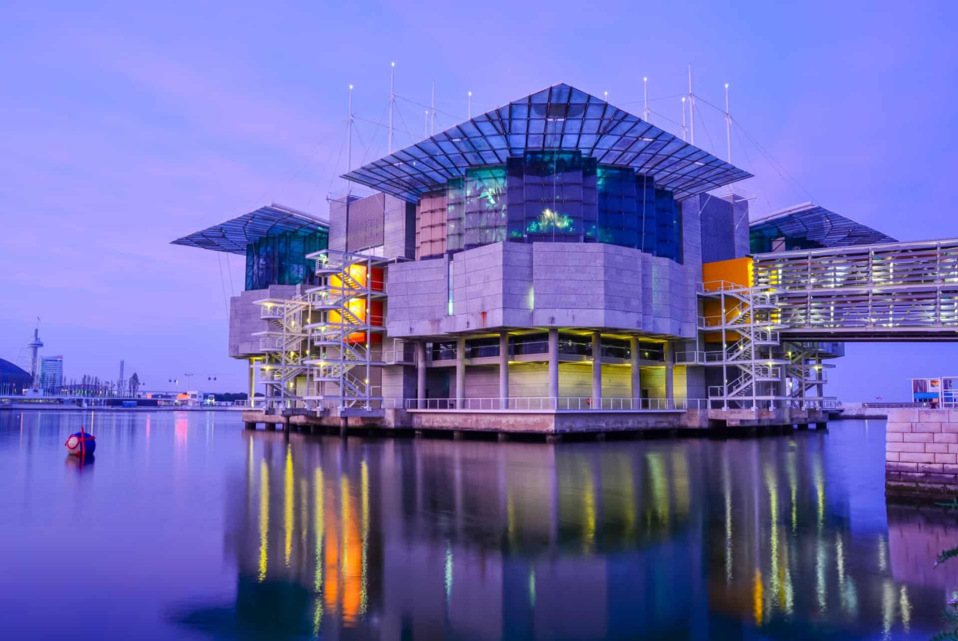 Bâtiment de l’Oceanário de Lisboa se reflétant dans l’eau à la tombée du jour