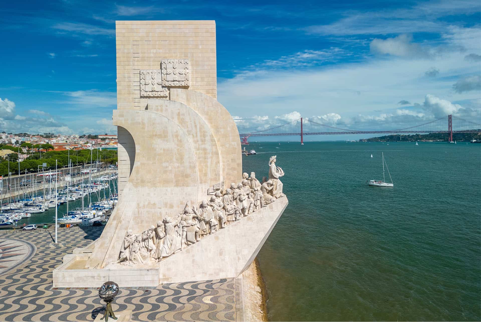 Monument des Découvertes au bord du Tage, avec le pont du 25 Avril au loin