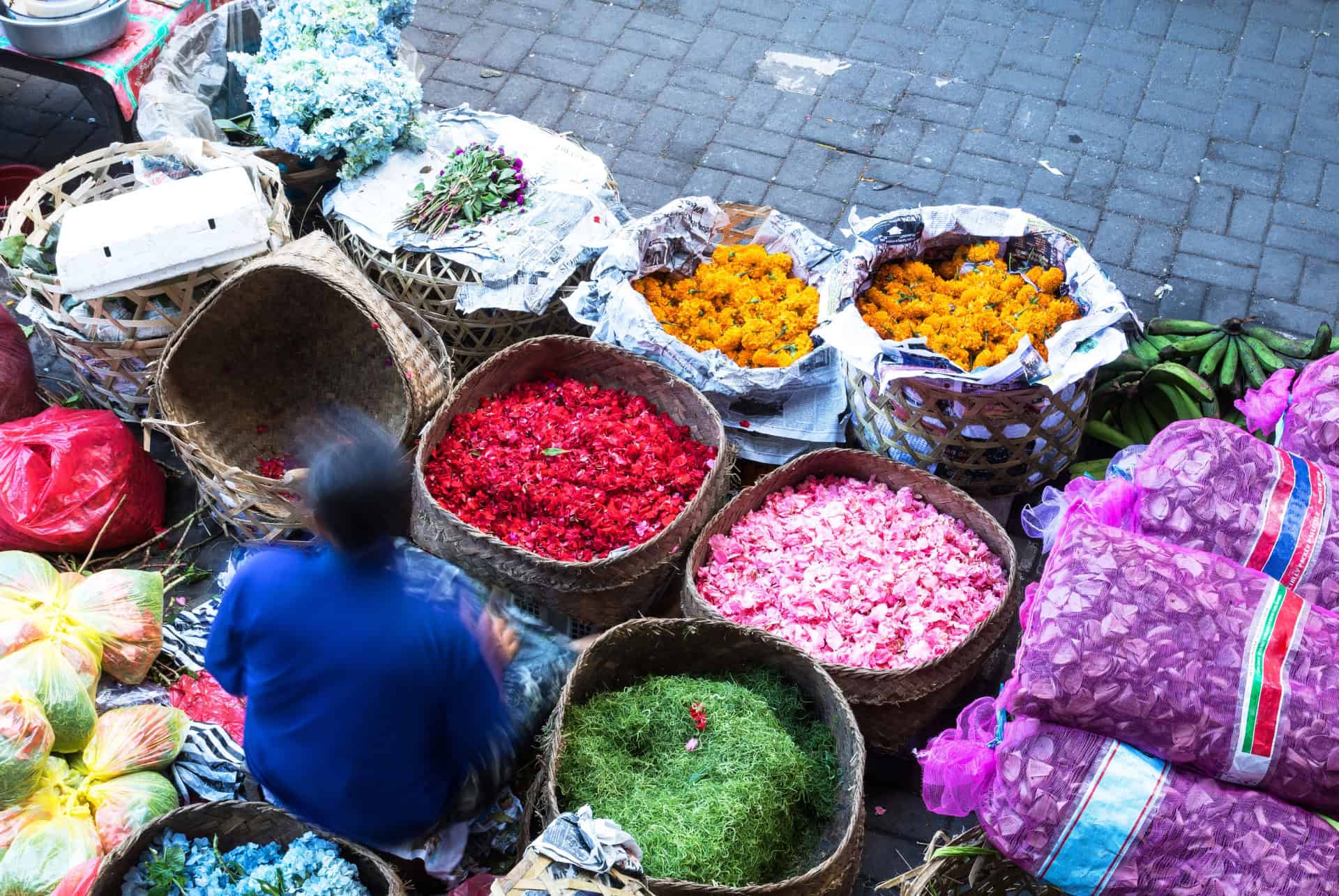 Paniers de fleurs pour les offrandes sur un marché d’Ubud