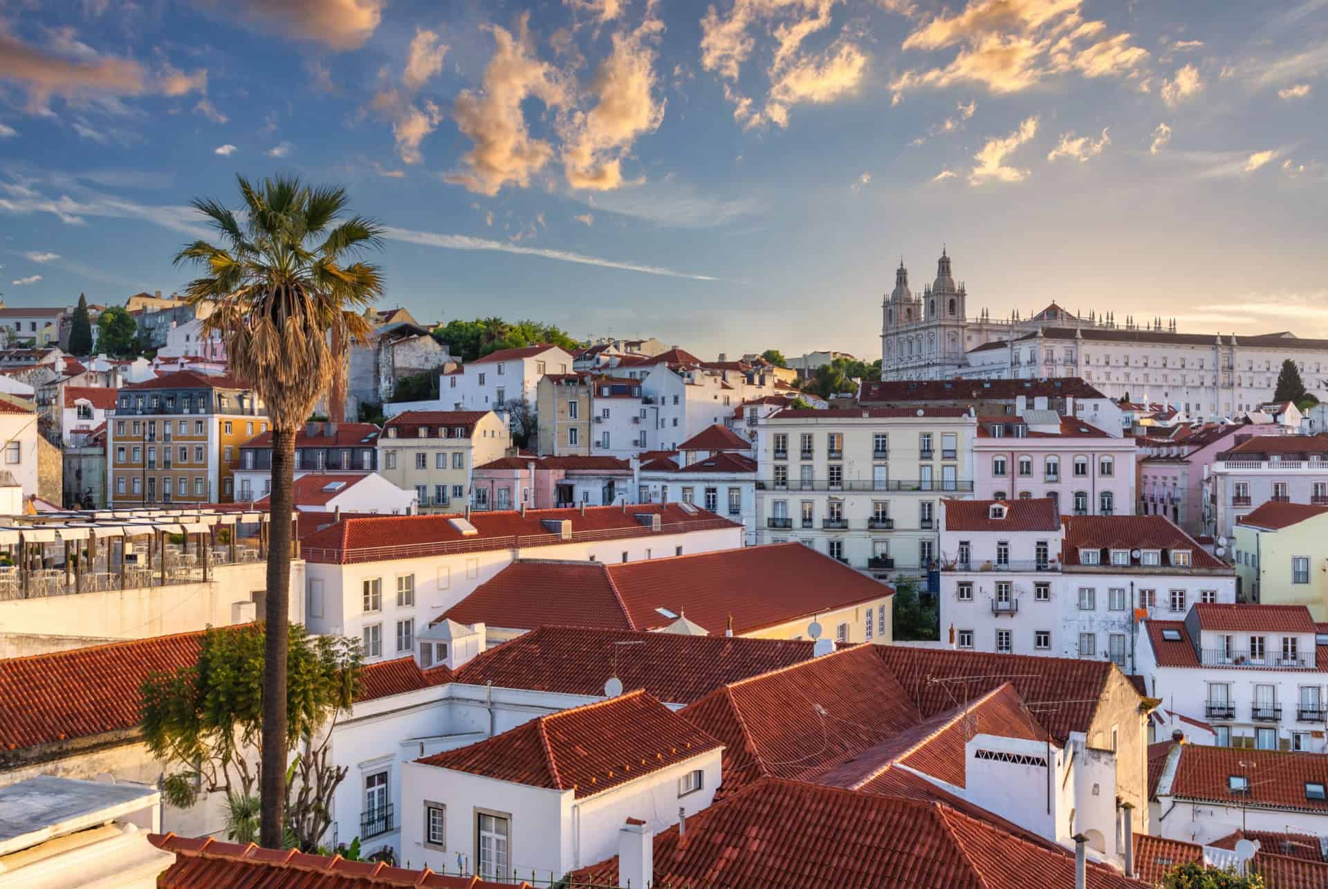 Toits de l’Alfama et monastère de São Vicente de Fora au coucher du soleil