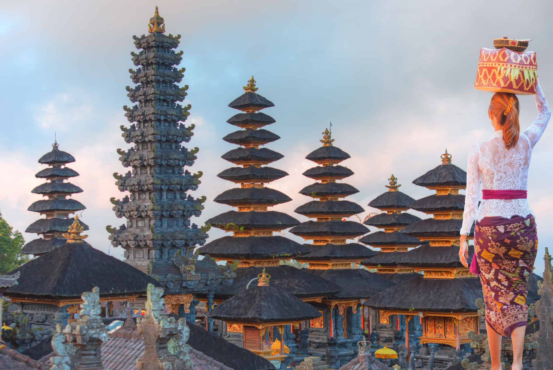 Toits en pagode du temple de Besakih et Balinaise portant une offrande