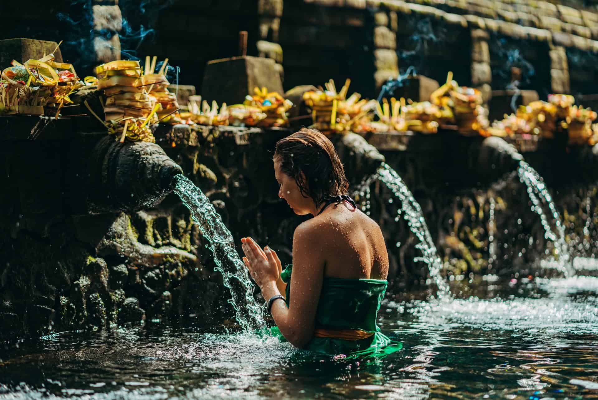 Rituel de purification sous les jets d’eau sacrée du temple de Tirta Empul