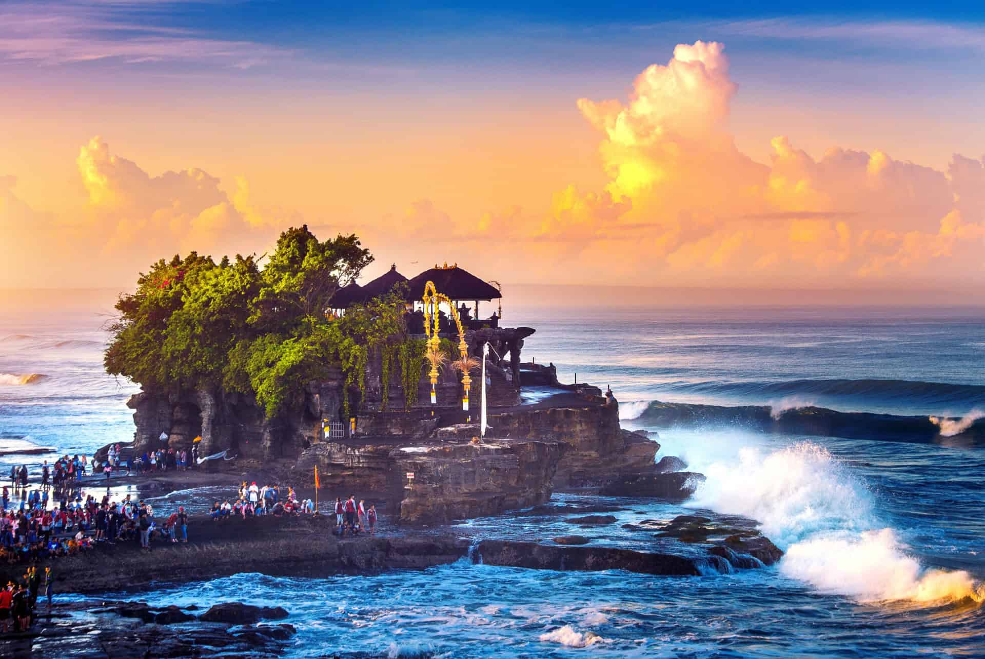 Temple de Tanah Lot sur son rocher au coucher du soleil