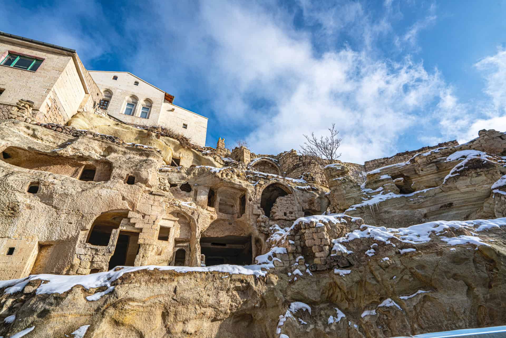 les maisons troglodytes de mustafapasa en hiver