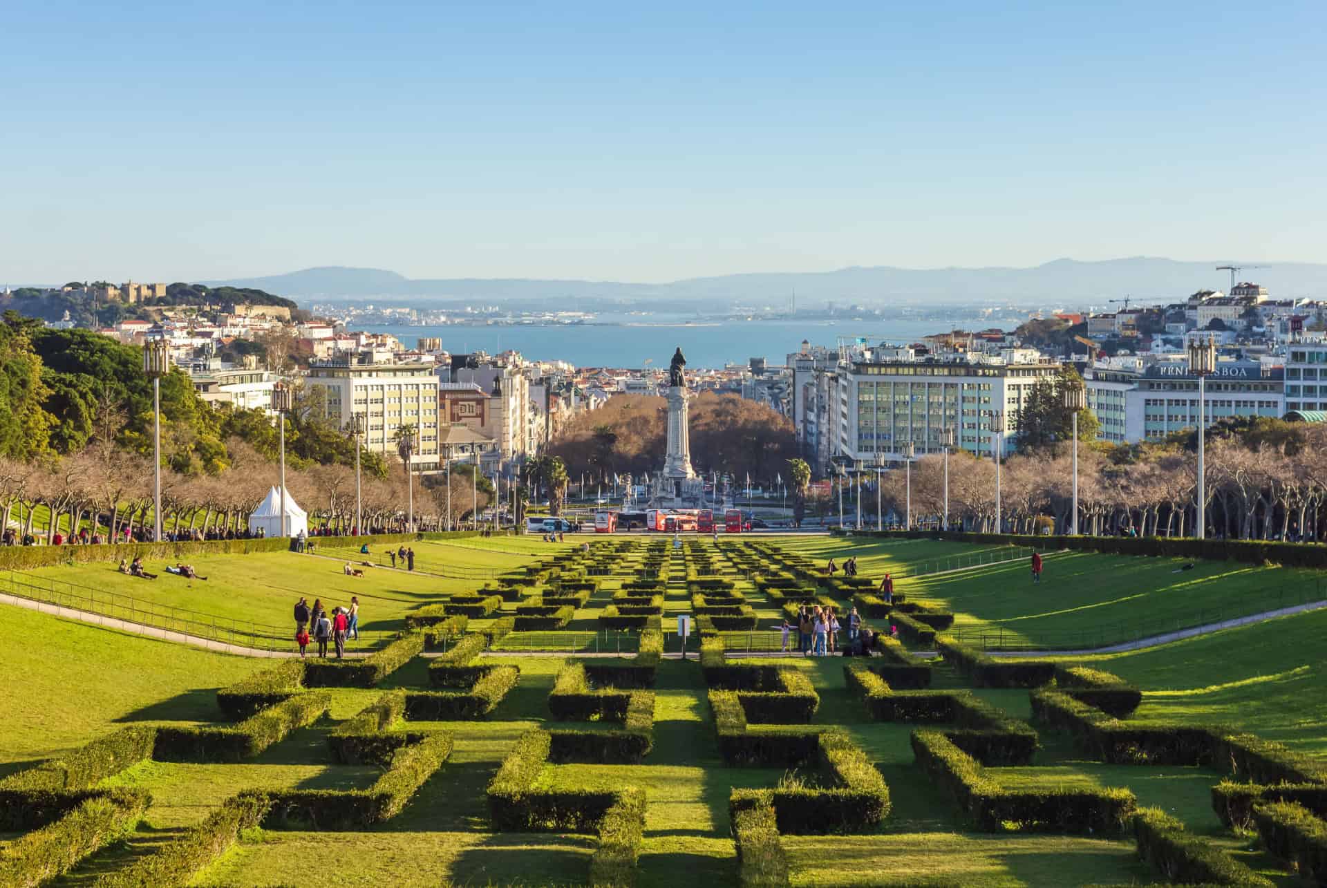 Haies taillées du Parque Eduardo VII descendant vers le Marquês de Pombal et le Tage