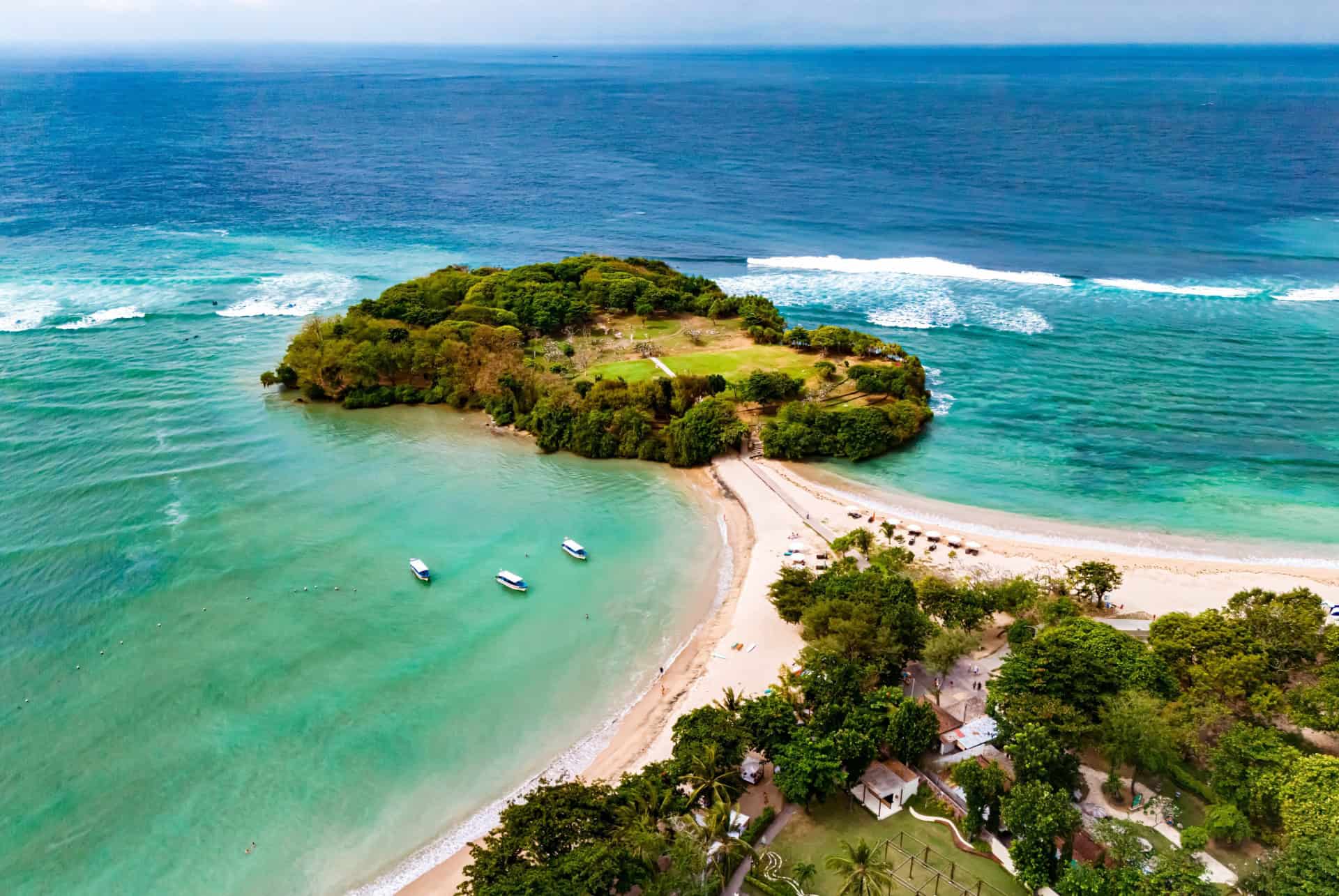 Vue aérienne d’une plage de sable clair et d’une eau turquoise à Nusa Dua