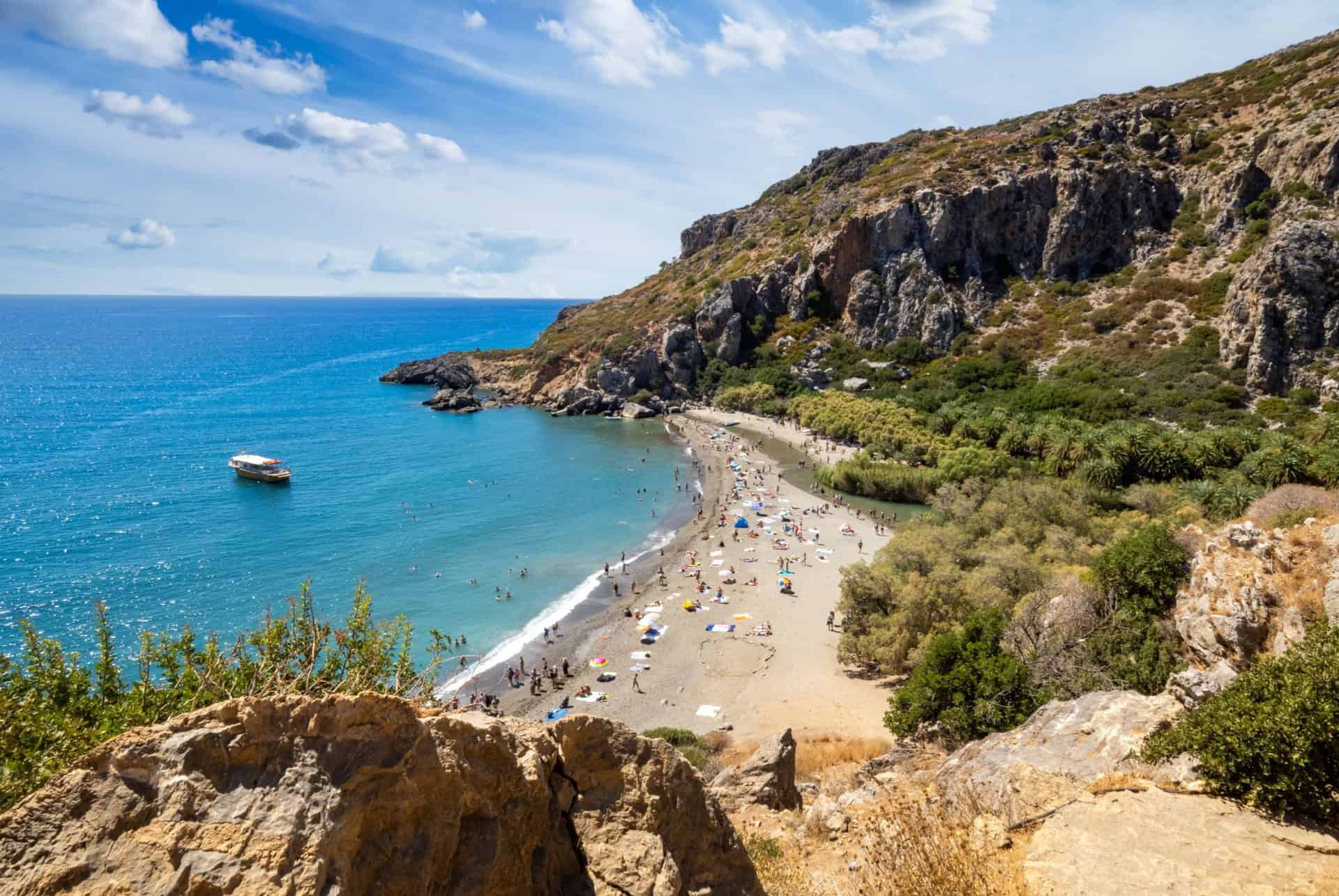 Plage de Preveli entre falaises et végétation, face à la mer de Libye