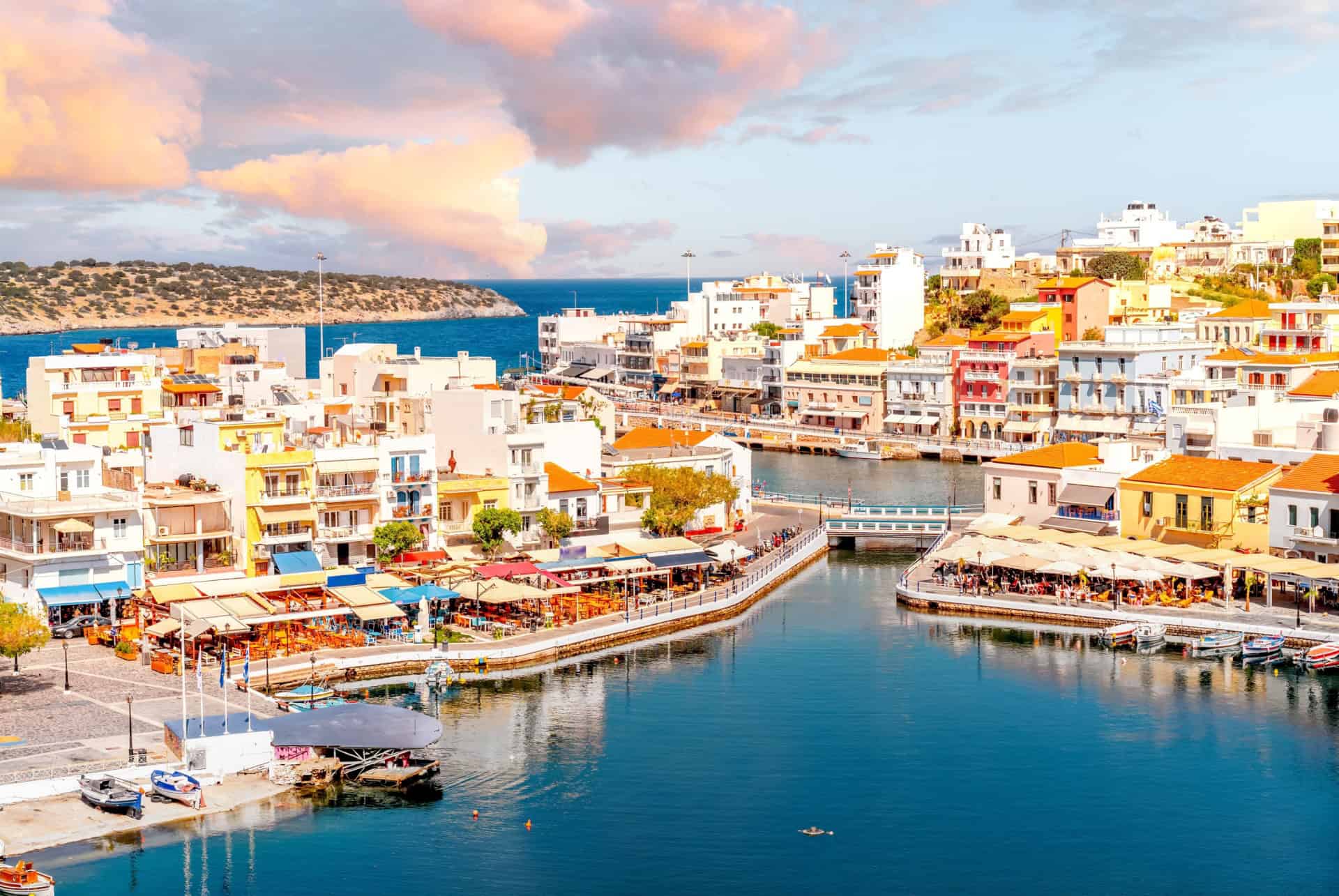 Lac Voulismeni et façades colorées d’Agios Nikolaos au coucher du soleil