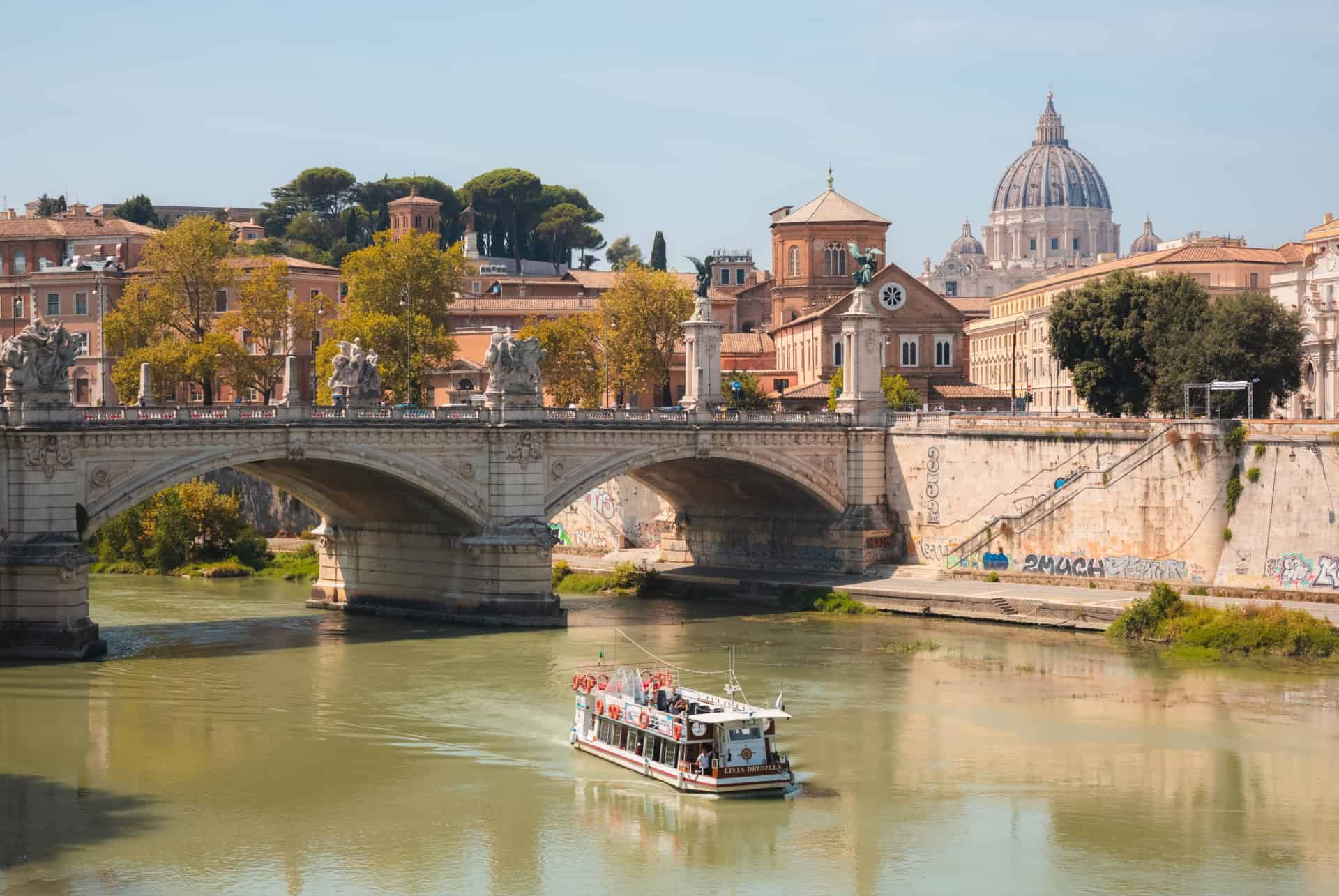 Pont sur le Tibre et dôme de Saint-Pierre à l’arrière-plan, à Rome