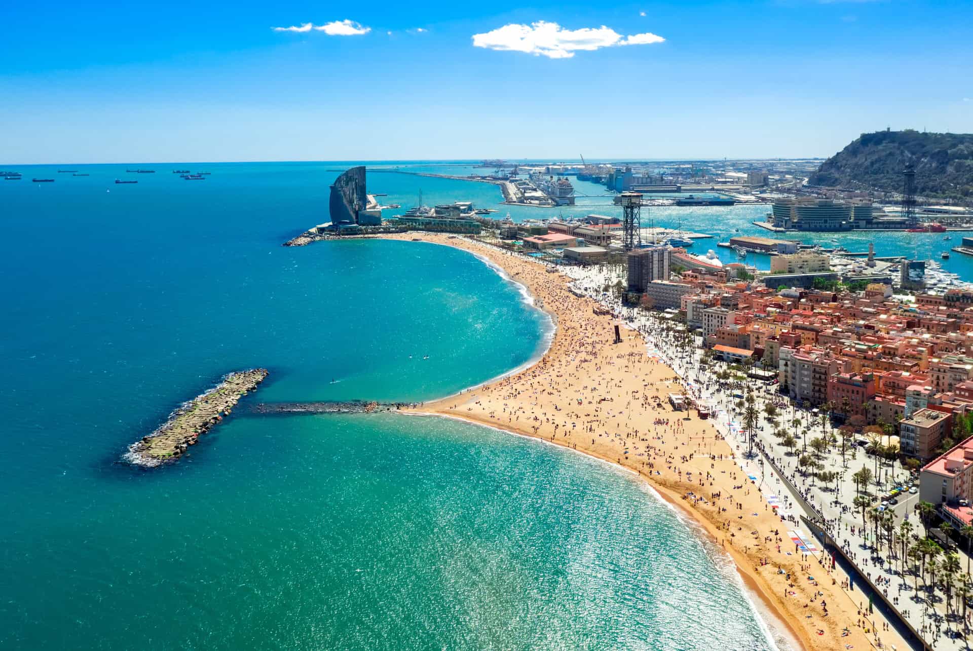 plus belles plages de barcelone san sebastia vue du haut