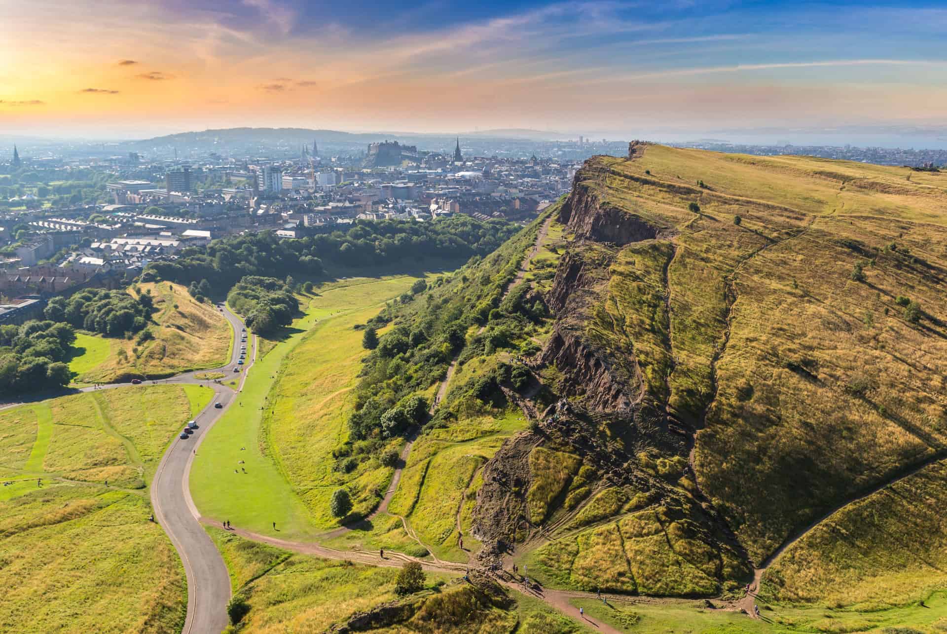 vue sur la capitale ecossaise depuis arthur seat