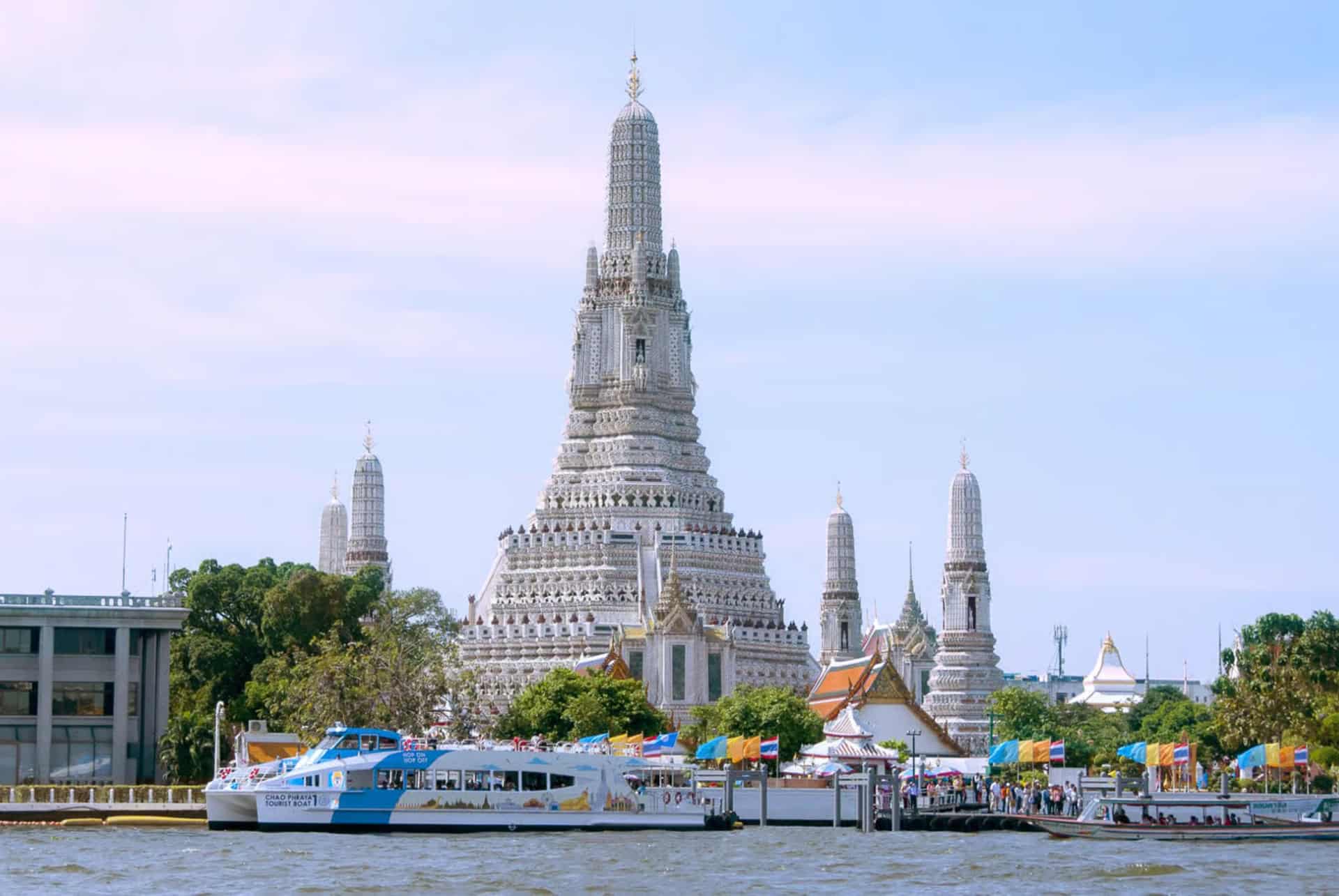 Bateau à arrêts multiples sur le fleuve Chao Phraya