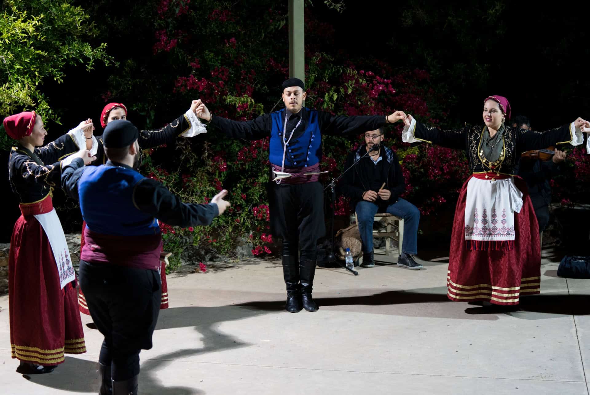 Danseurs en costume traditionnel crétois lors d’une fête de village