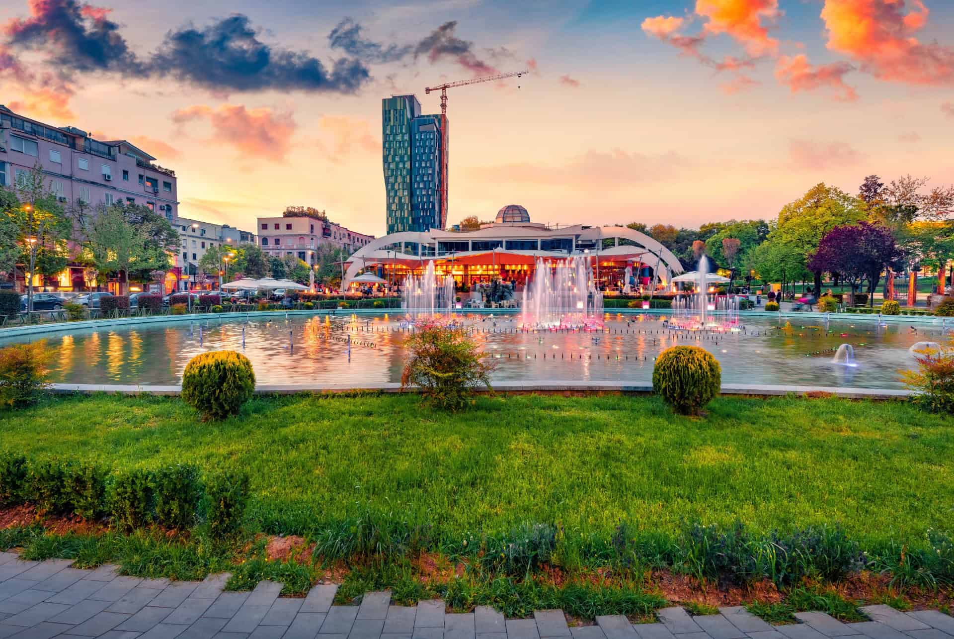 grande place dans le centre de tirana