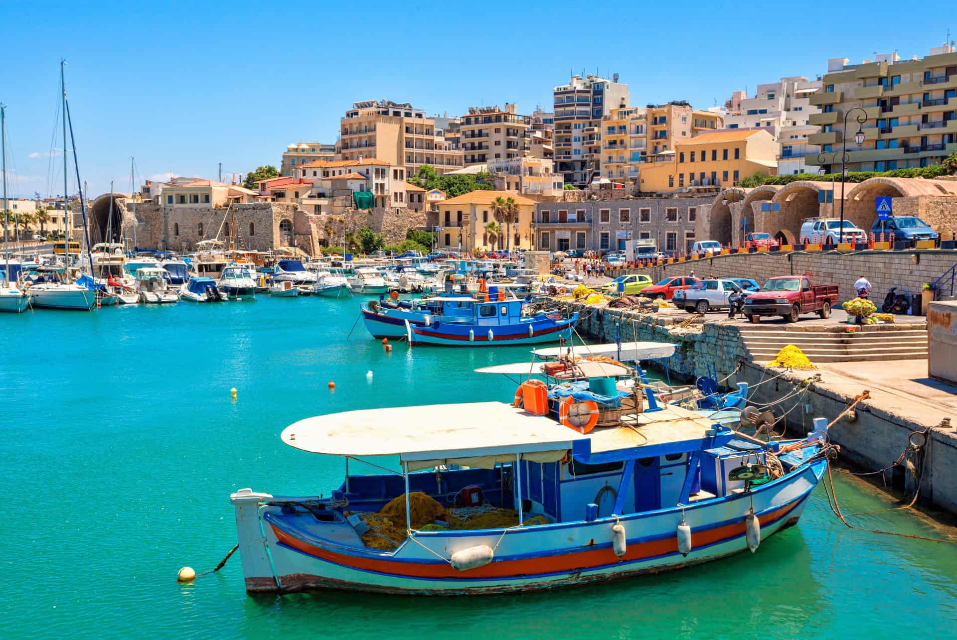 Barques de pêche colorées dans le vieux port d’Héraklion