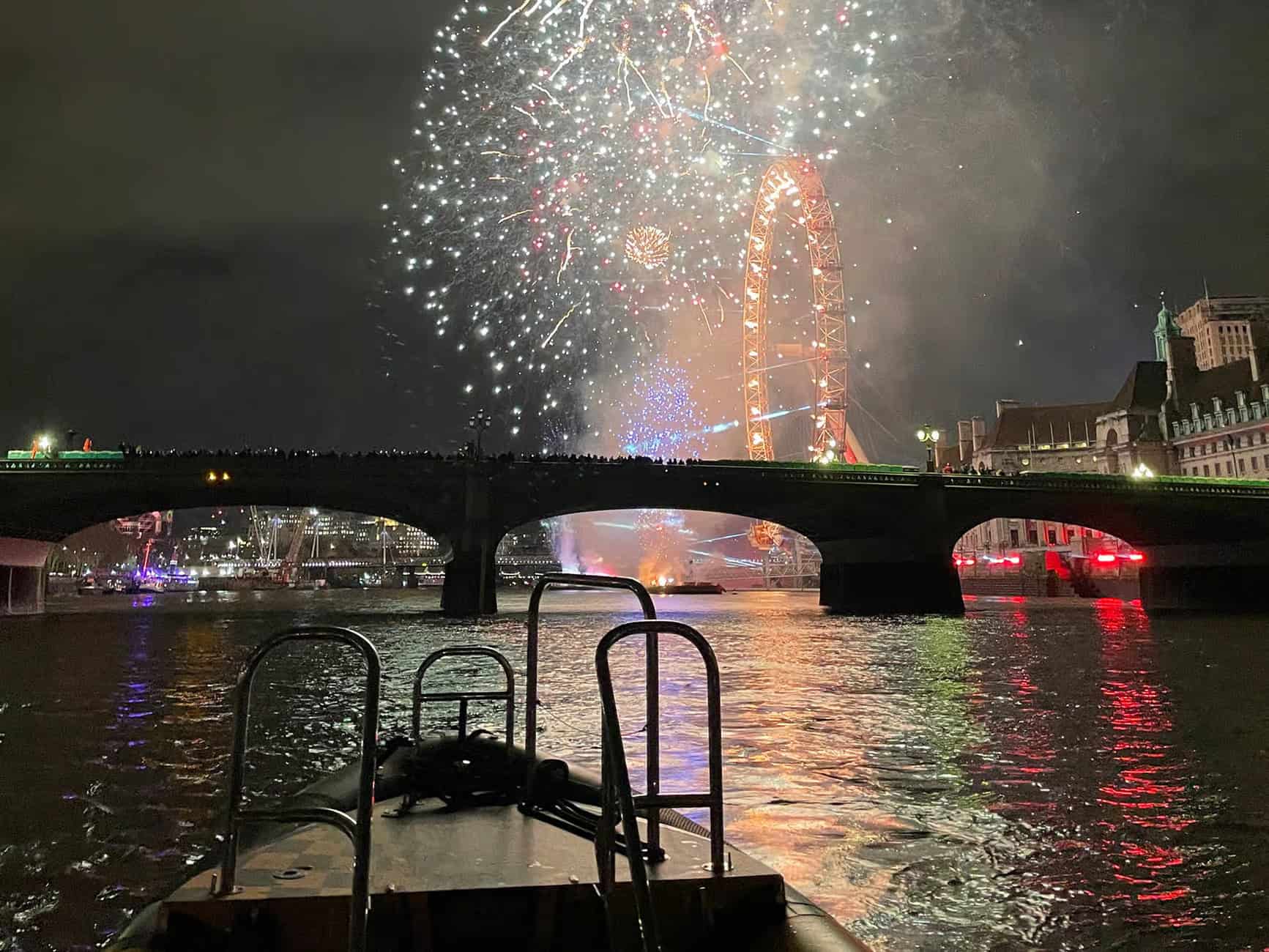 Croisière fluviale avec feux d'artifice et boissons