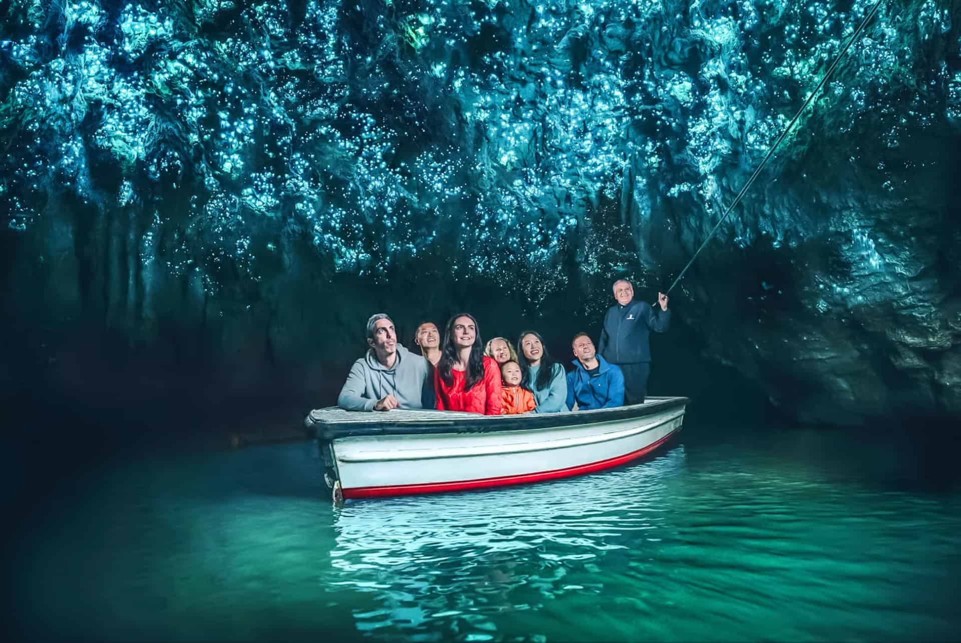 Visite guidée des grottes aux vers luisants de Waitomo en bateau