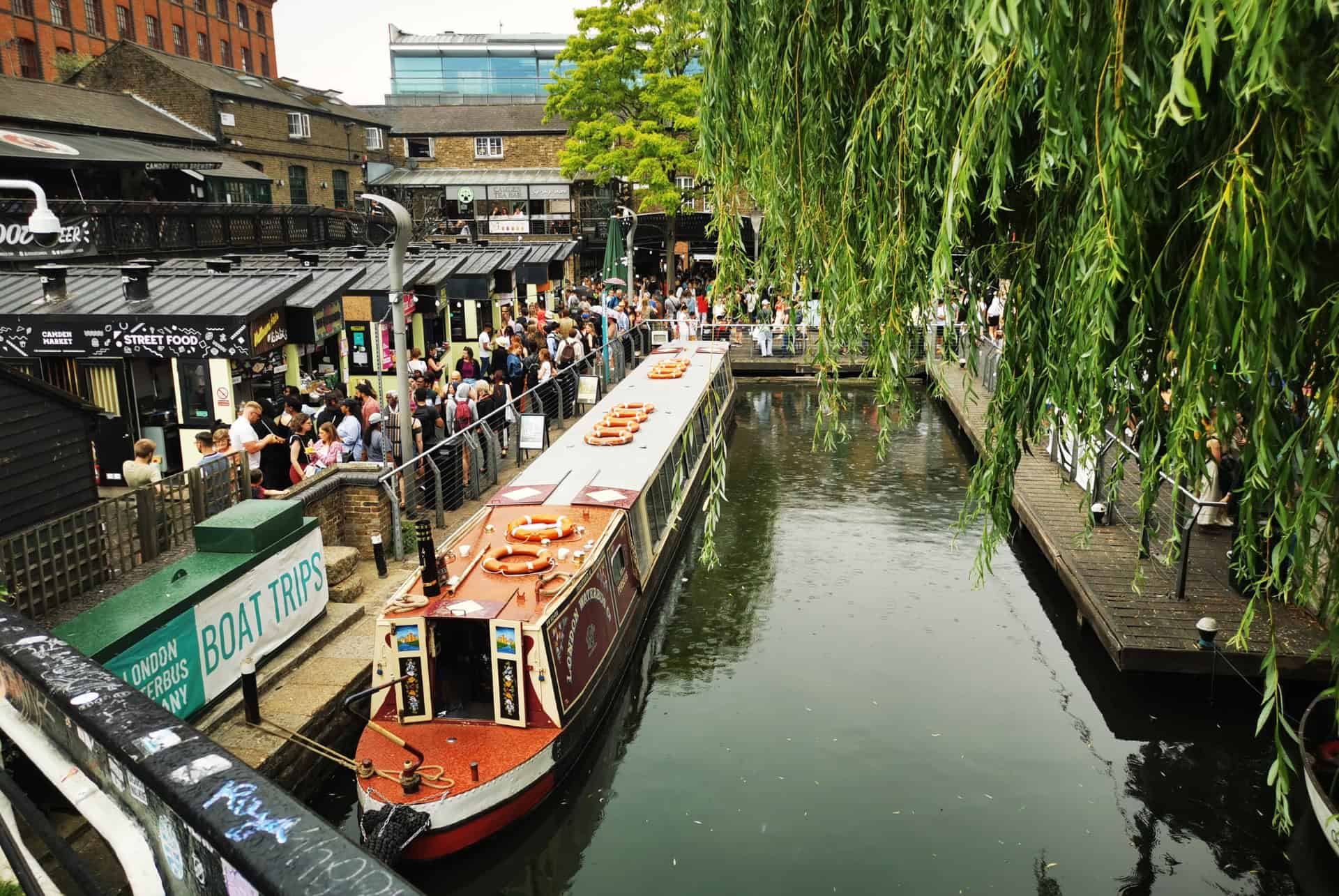 Péniche amarrée sur le Regent’s Canal le long des stands de street food de Camden Market