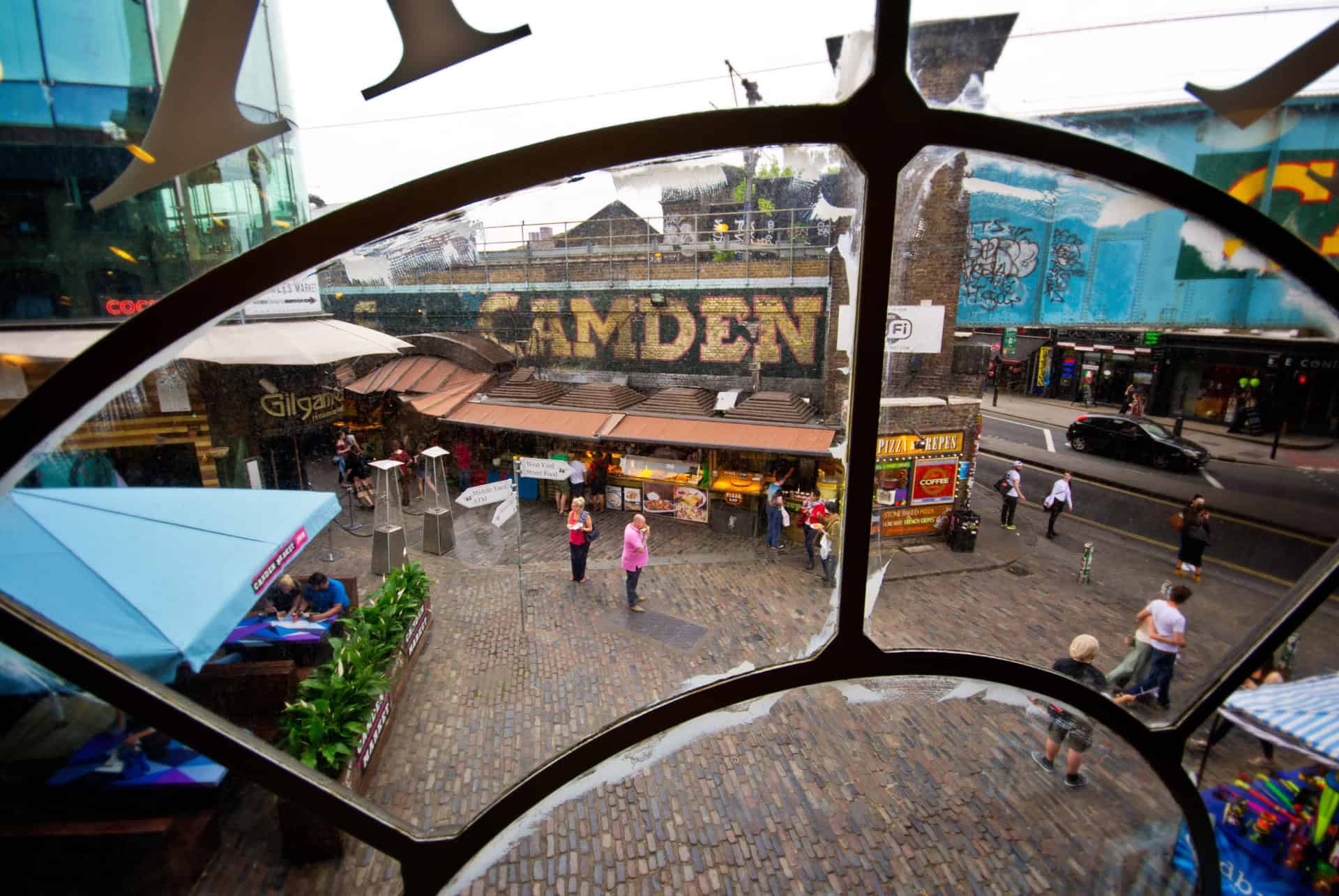 Stands de street food de Camden Market vus à travers une fenêtre en demi-lune