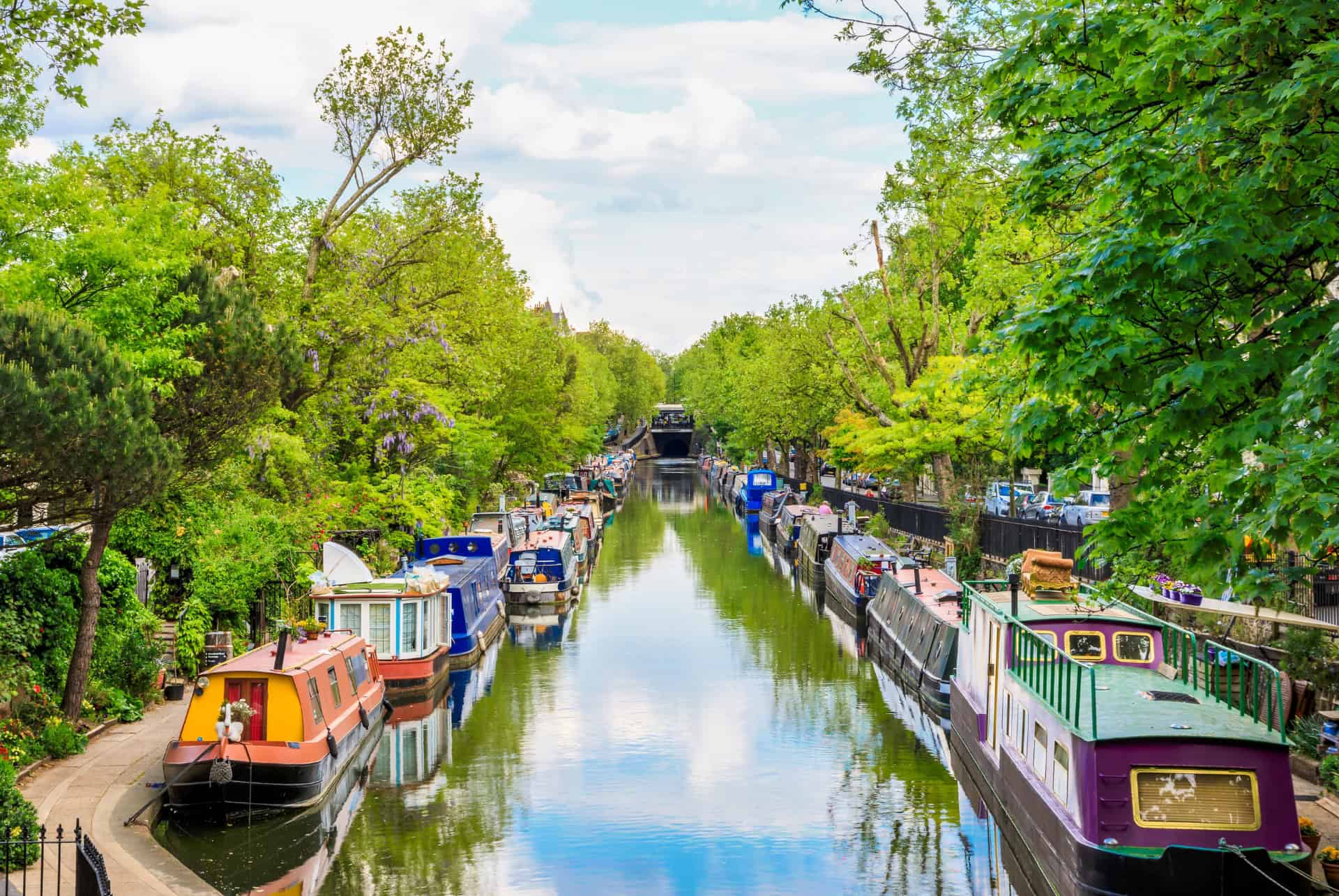 Péniches colorées amarrées le long du canal arboré de Little Venice, à Londres