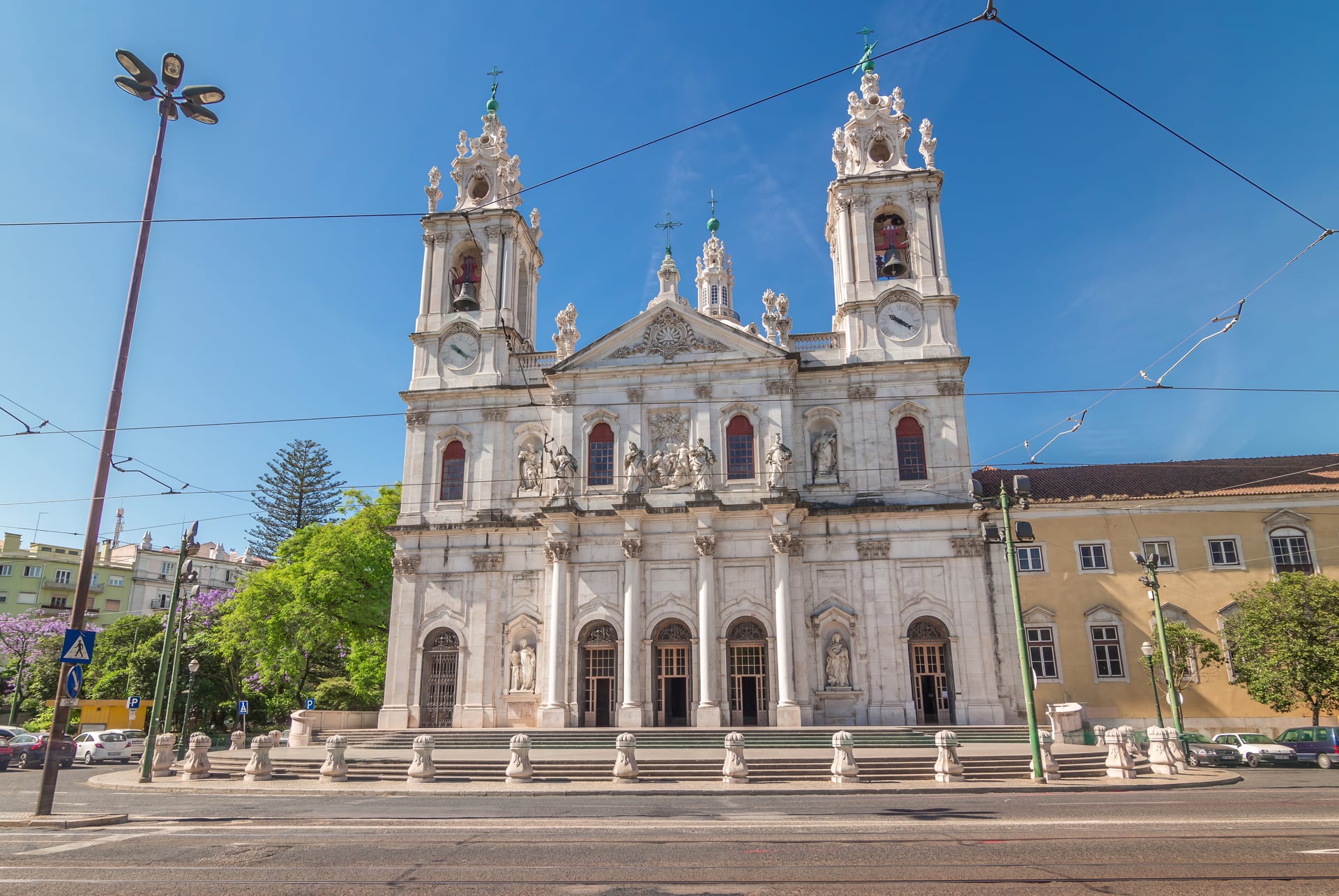 Façade blanche et clochers de la basilique da Estrela sous un ciel bleu
