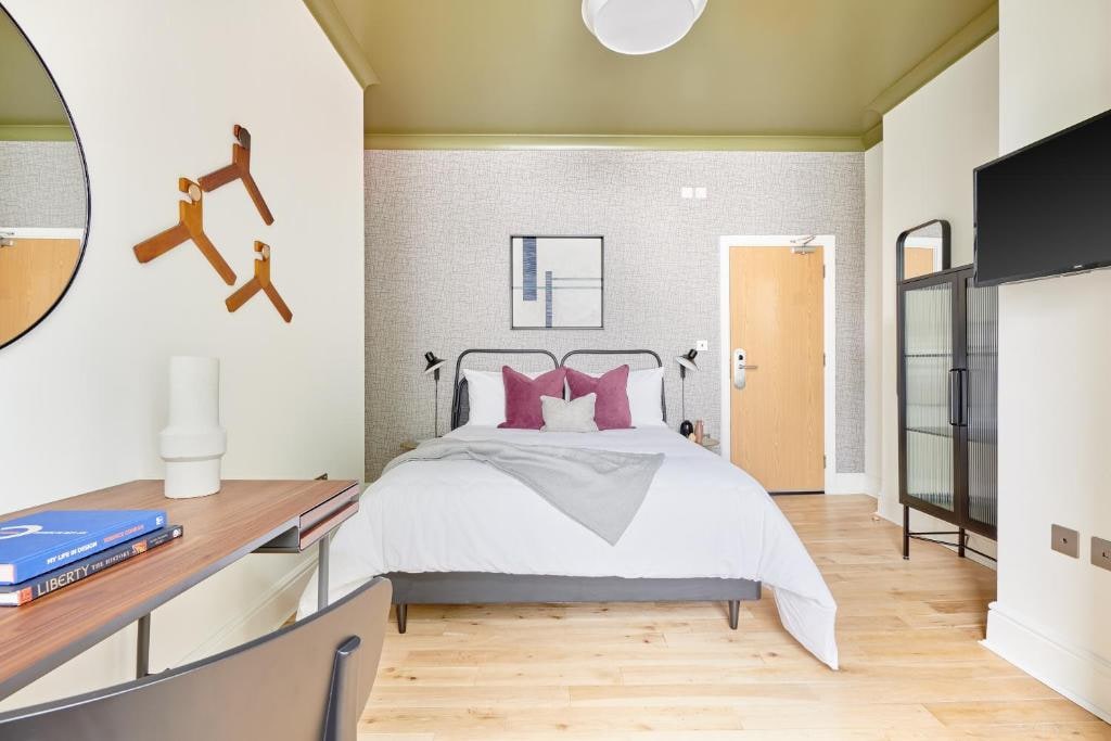 Chambre double lumineuse au parquet clair du Camden Road Hotel