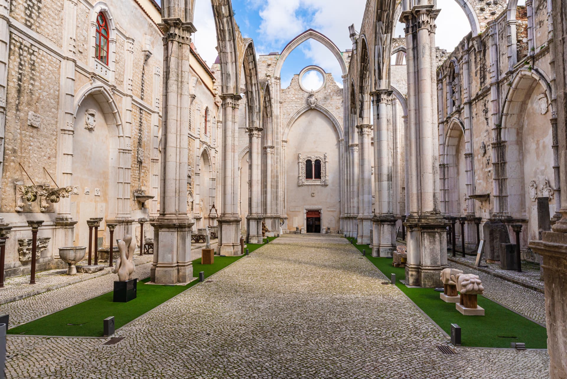 Nef à ciel ouvert et arcs gothiques des ruines du Convento do Carmo, dans le Chiado