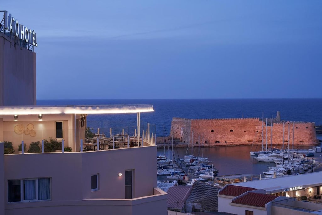 Terrasse du Lato Boutique Hotel au-dessus du vieux port d’Héraklion et de la forteresse de Koules