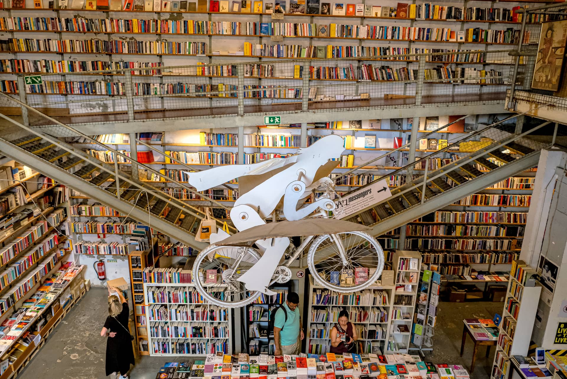 Rayonnages et vélo volant suspendu de la librairie Ler Devagar, à la LX Factory