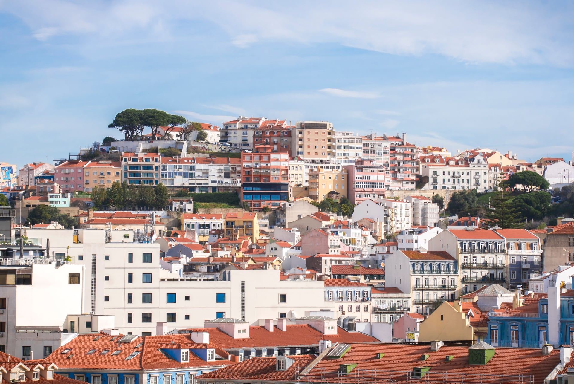 Immeubles colorés étagés sur la colline de la Mouraria, à Lisbonne