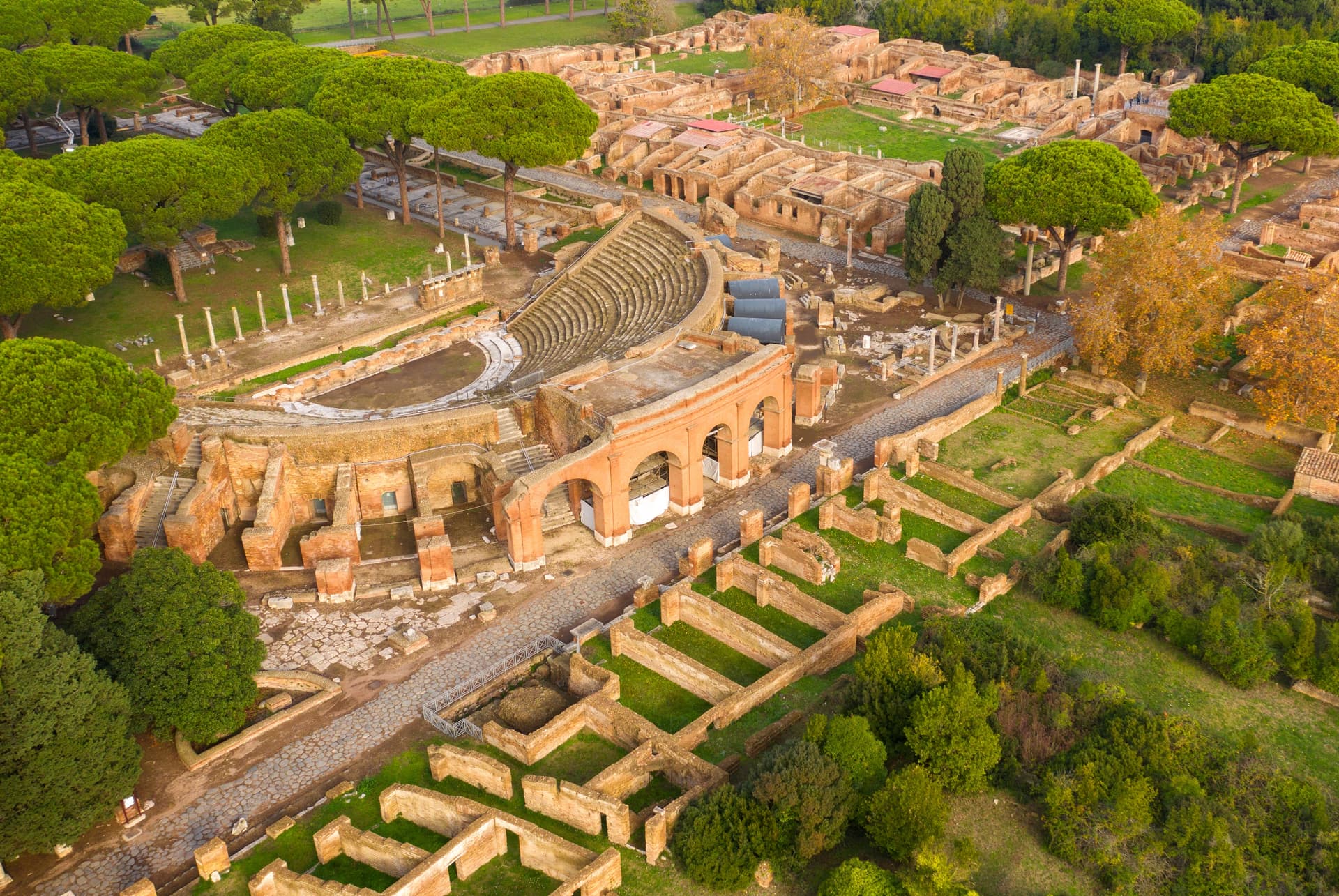Vue aérienne du théâtre romain et des ruines d’Ostia Antica entre les pins parasols