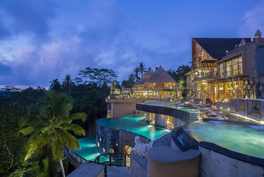 Piscines à débordement du Kayon Jungle Resort au-dessus de la jungle d’Ubud