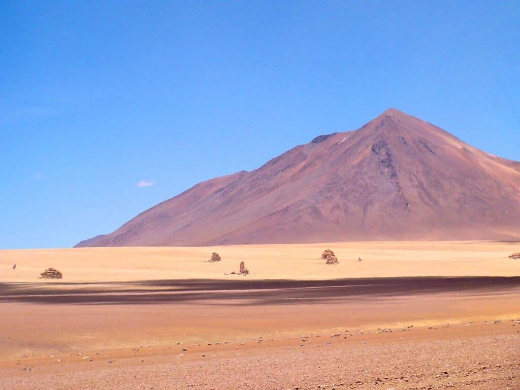 Montagnes et pierres au désert de Dali Uyuni Andes Bolivie