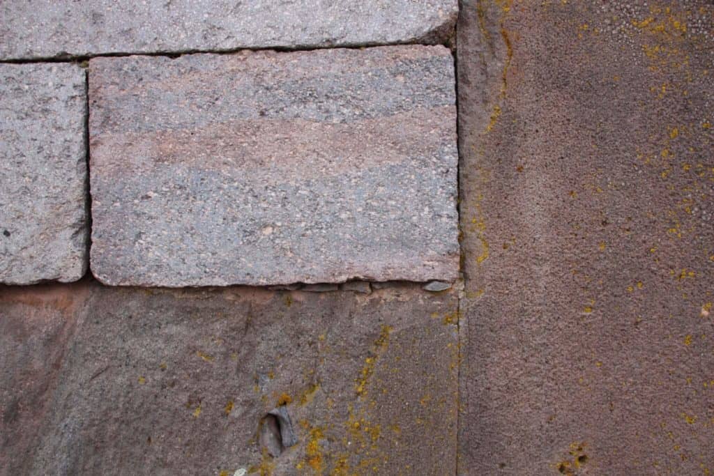 Mur reconstitué Tiwanalu, vieilles pierres, nouvelles pierres