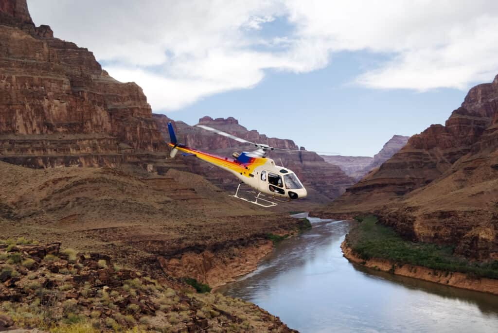 helicoptere qui atterit au grand canyon