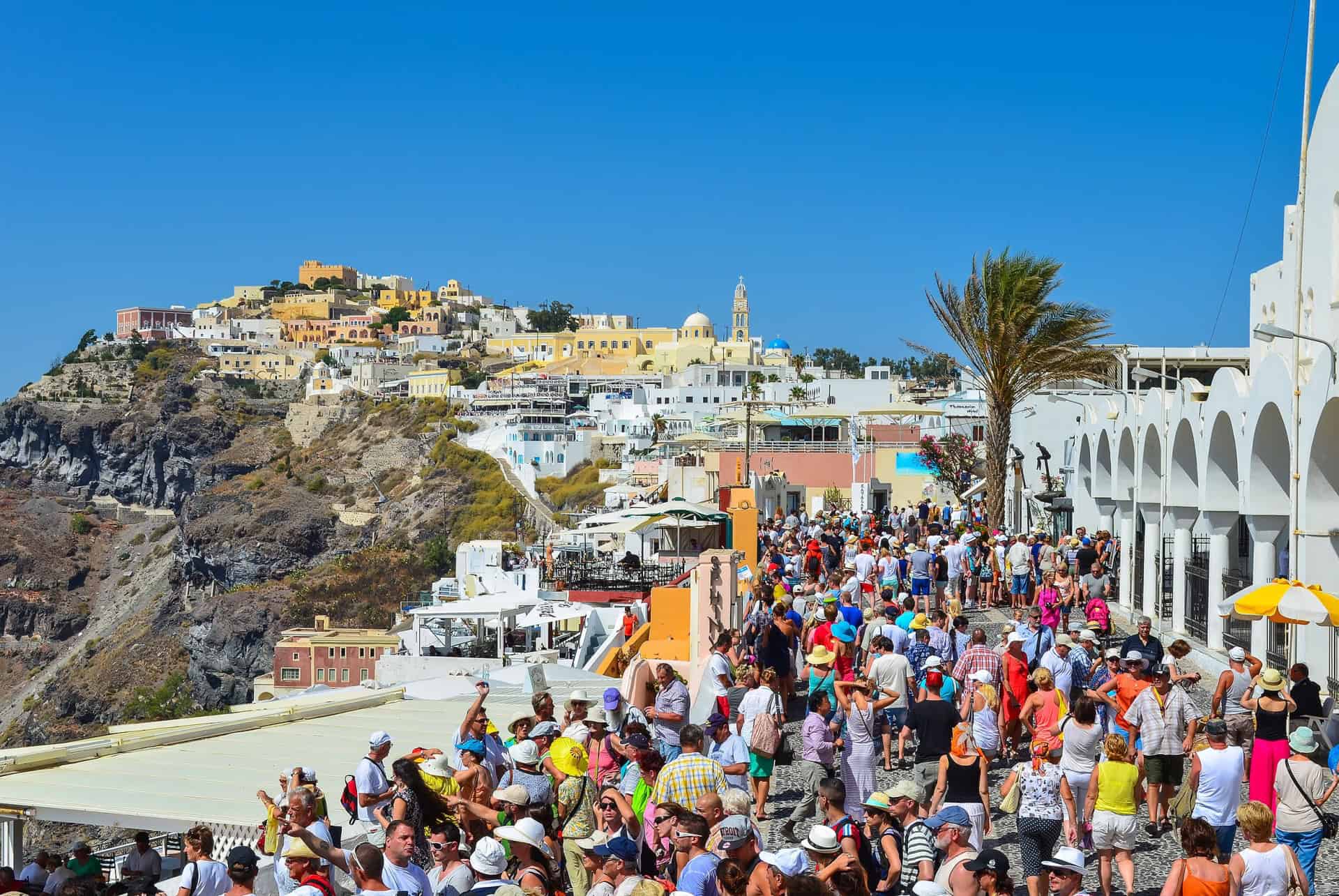 touristes a santorin