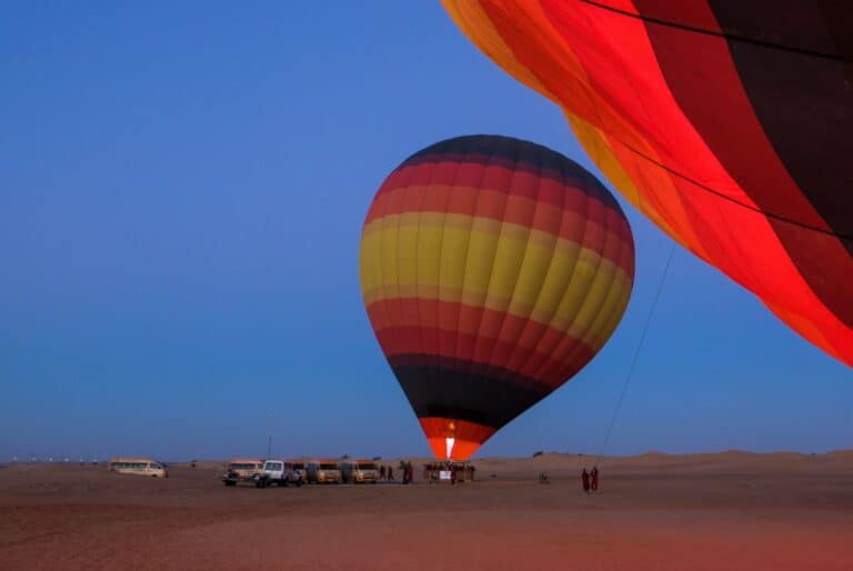 Survol du désert en montgolfière