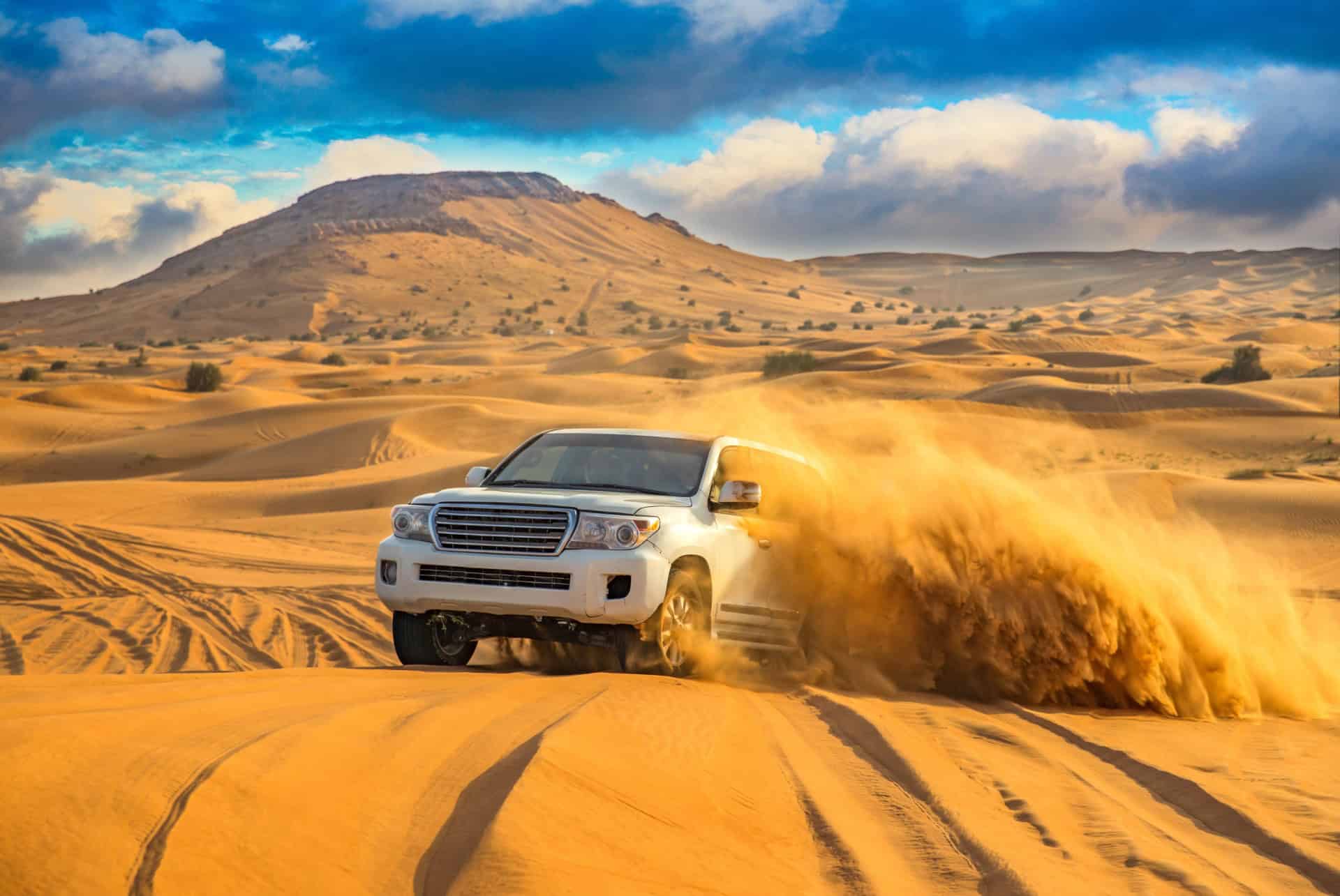 voiture dans le desert