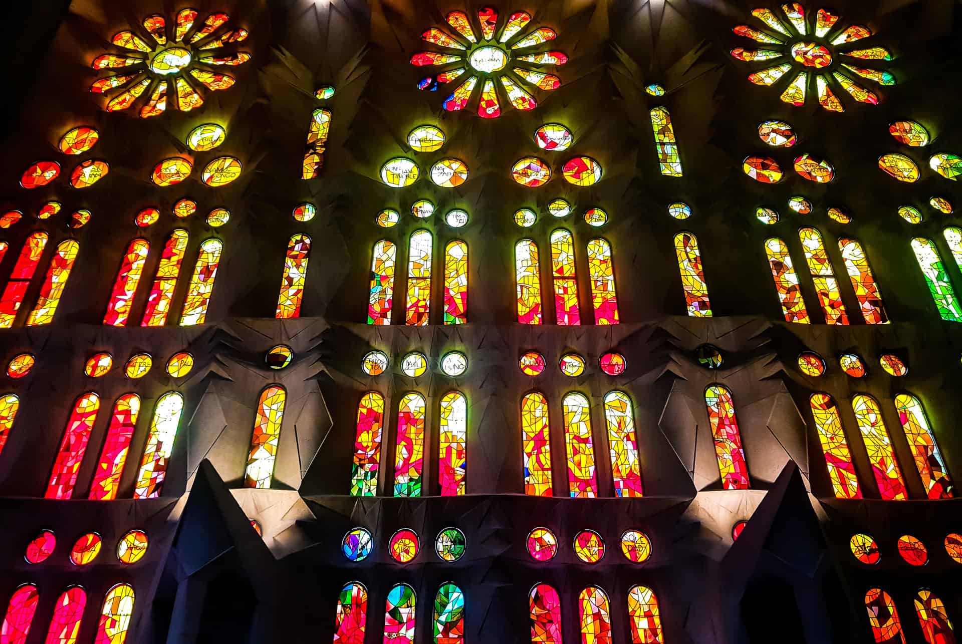 visiter la sagrada familia vitraux