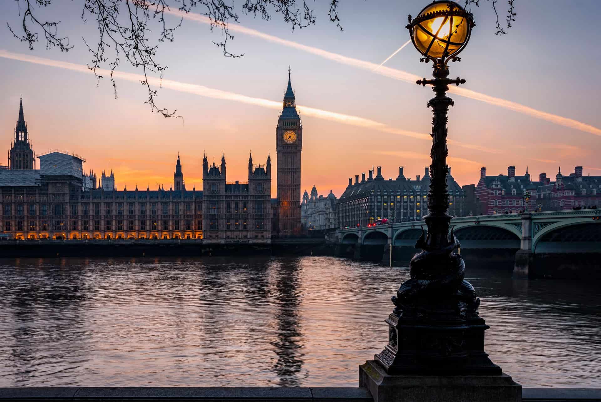 palais de westminster a londres a la tombee de la nuit