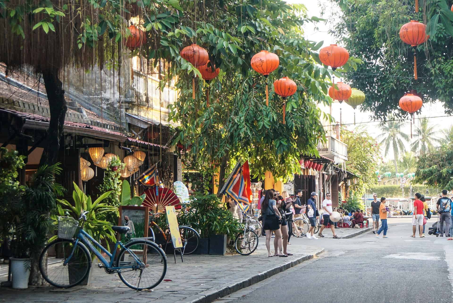 une rue de la capitale hanoi au vietnam