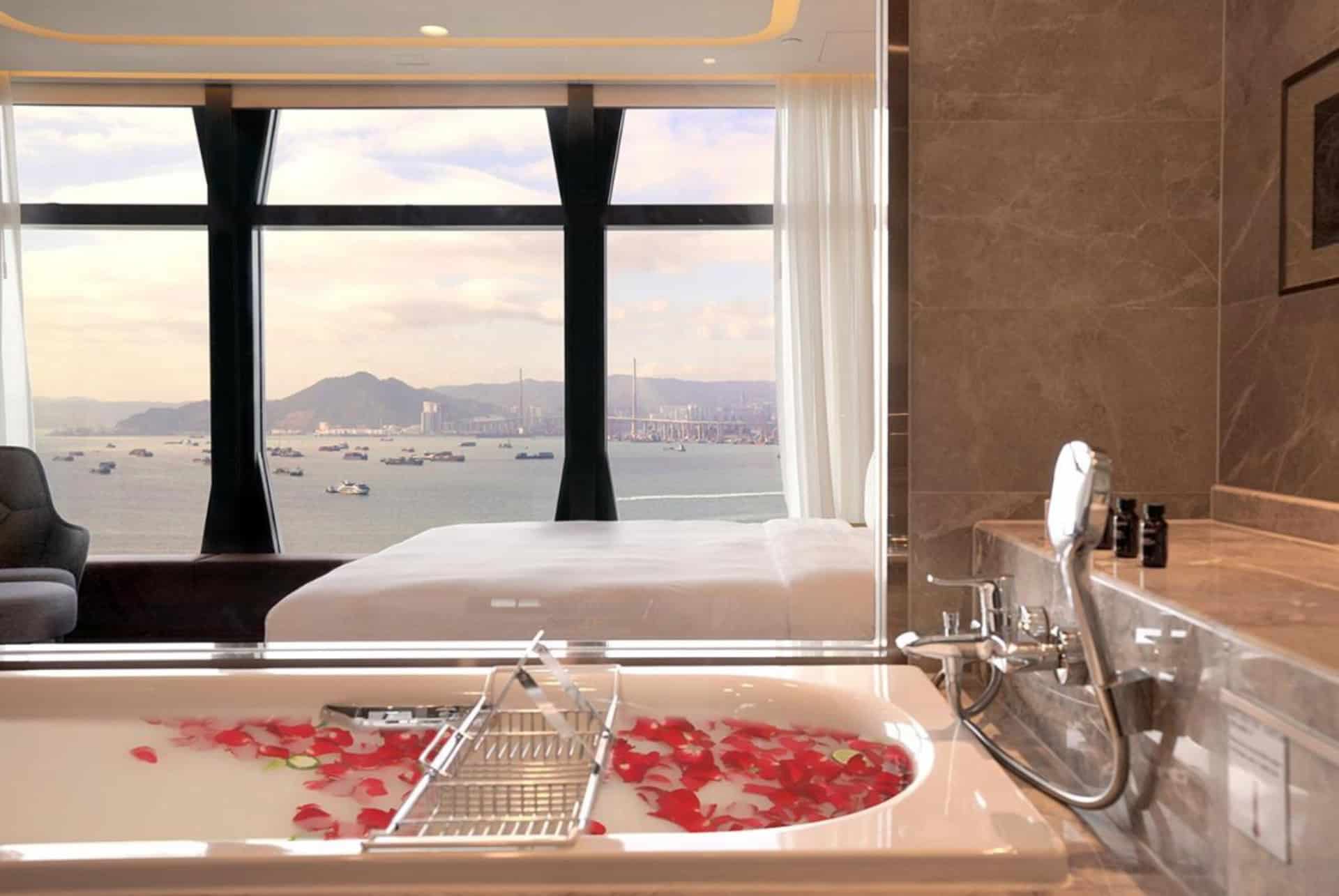 baignoire avec vue sur la mer au one eight one hotel de hong kong