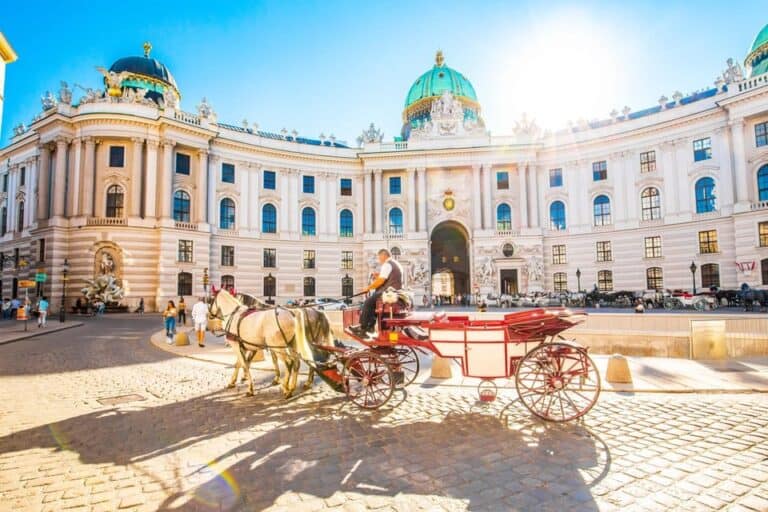 Visite du musée Sisi, de la Hofburg et des jardins en coupe-file