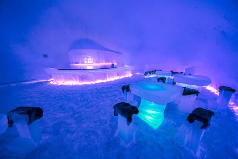 Visite de l'hôtel des neiges et dîner dans un igloo