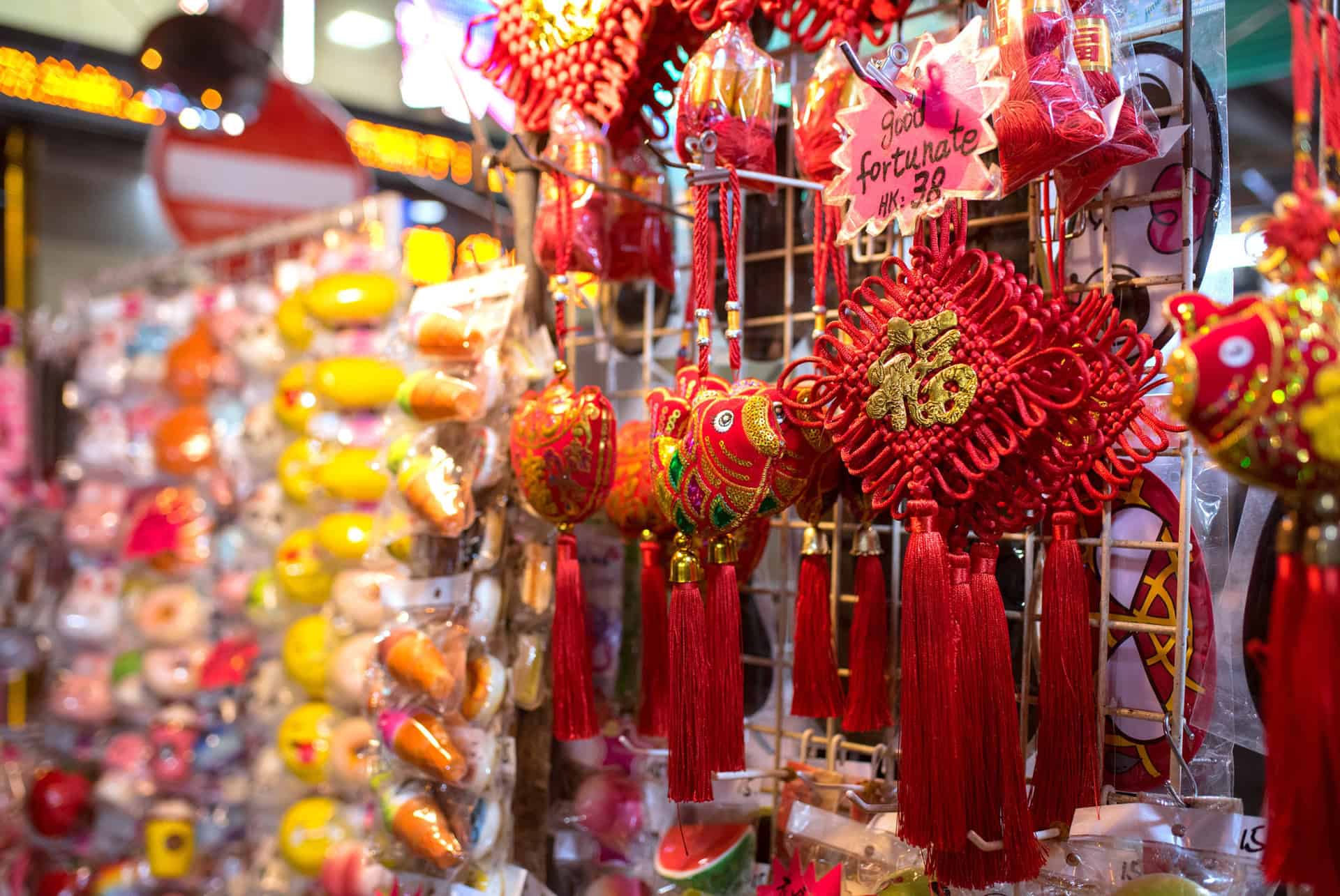 stand vendant des amulettes au marche de nuit de kowloon