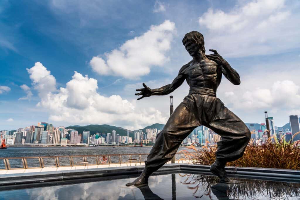 statue de bruce lee avec la skyline de hong kong en arriere plan