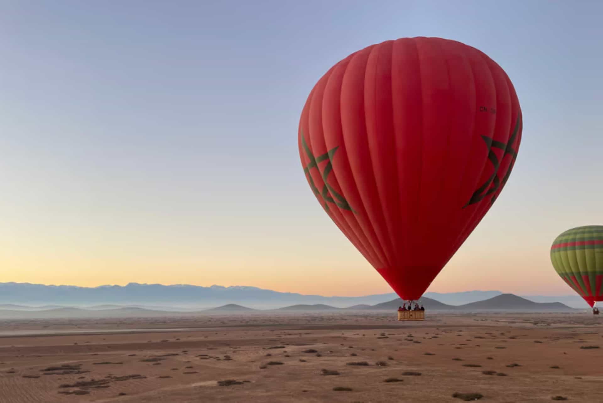 vol en montgolfiere au lever du soleil